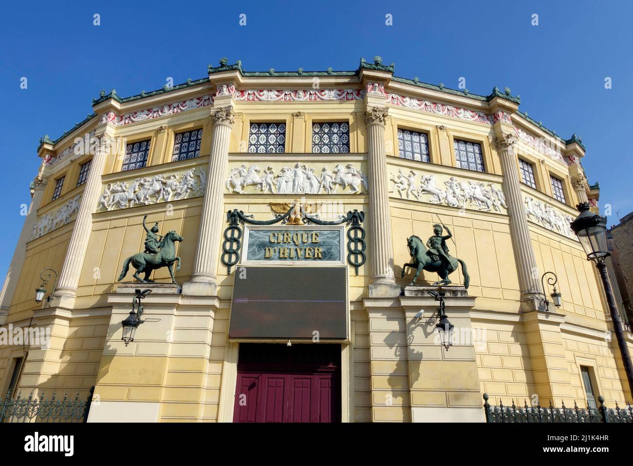 Vue sur le Cirque d'hiver de Paris, France. Le théâtre a été conçu par l'architecte Jacques Ignace Hittorff et a été ouvert par l'empereur Napoléon Ier Banque D'Images