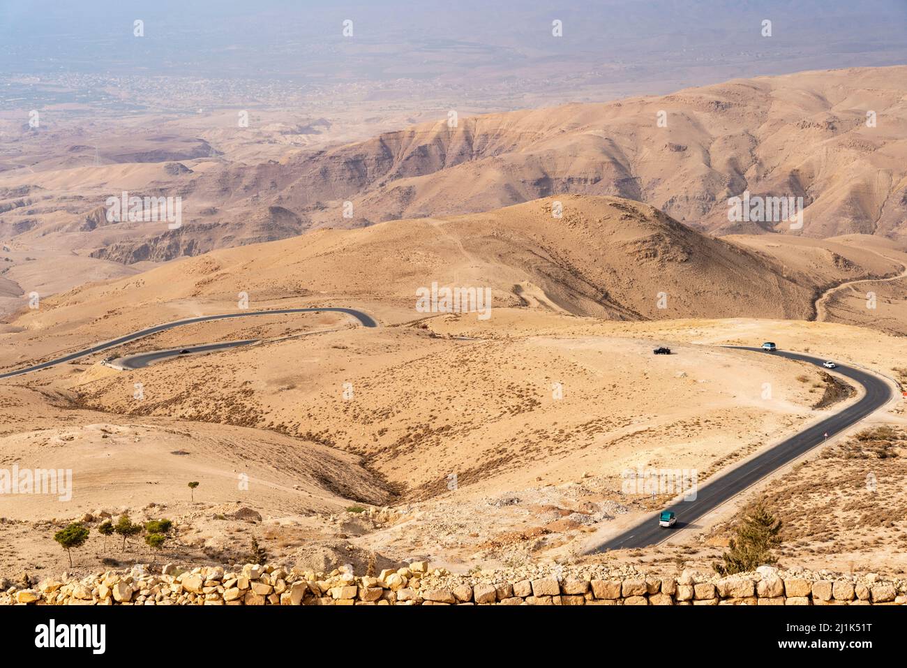 Vues sur la « Terre promise » en direction de Jérusalem et du désert du Negev depuis le point de vue du Mont Nebo, en Jordanie. Banque D'Images