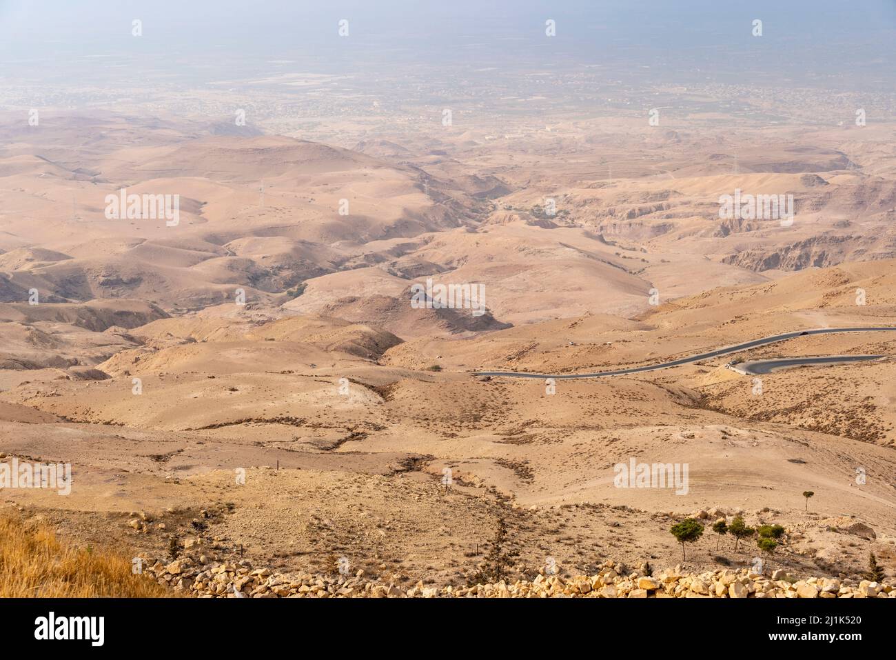 Vues sur la « Terre promise » en direction de Jérusalem et du désert du Negev depuis le point de vue du Mont Nebo, en Jordanie. Banque D'Images