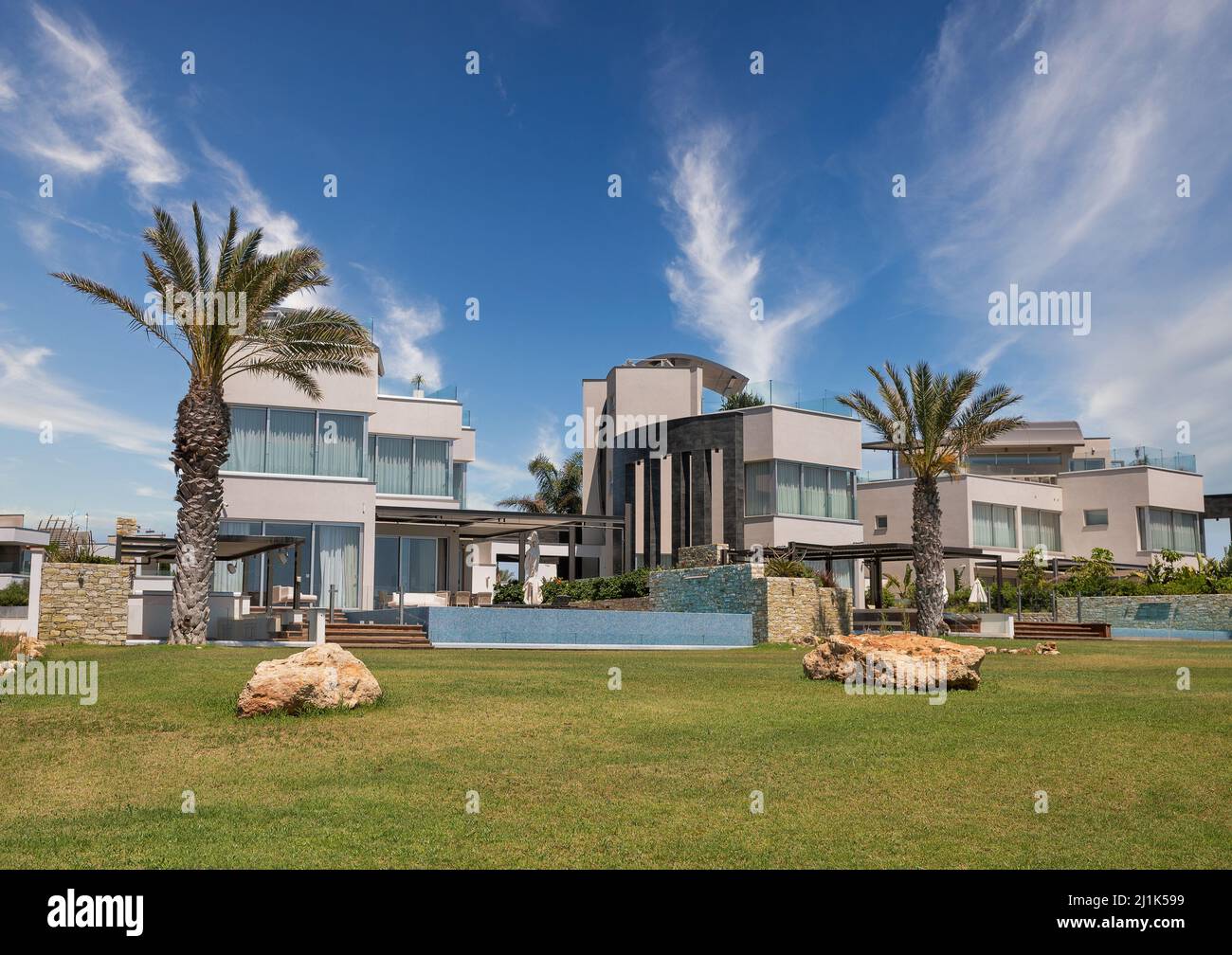 Paysage d'été avec villas modernes de luxe. Ayia Napa Resort, Chypre. Banque D'Images