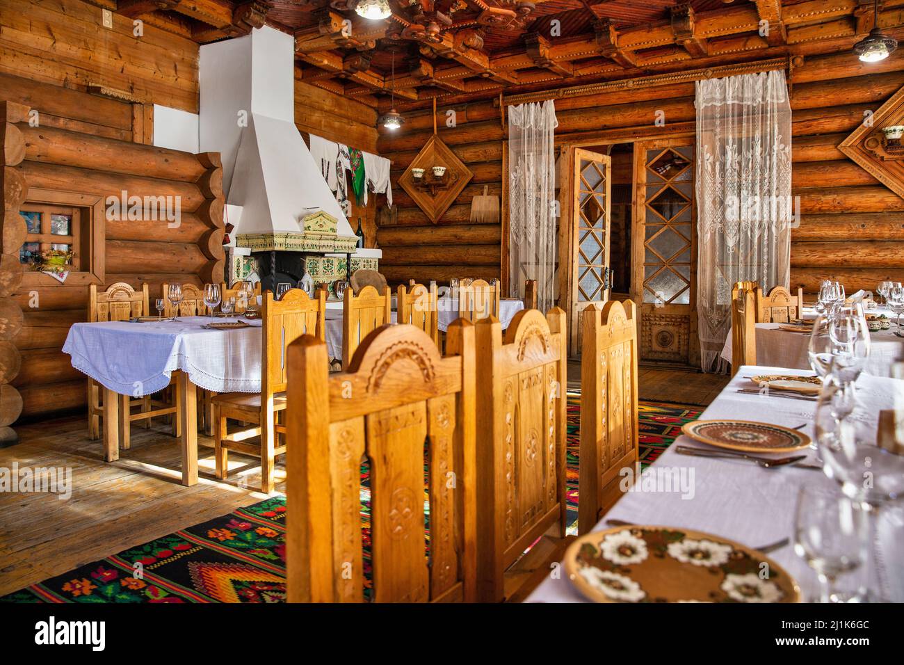 Intérieur du célèbre restaurant ukrainien Hutsulshchyna à Yaremche, Carpathian Mountains. C'est un monument architectural - restaurant en bois fait avec Banque D'Images