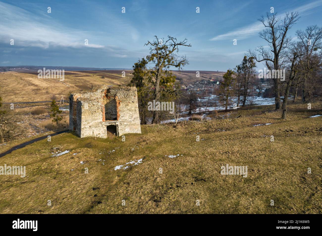 Vue aérienne du bastion pentagonal du château de Svirzh, Ukraine. C'est une résidence fortifiée de la région de Lviv, construite au 15th siècle. Célèbre film Dartagnan Banque D'Images