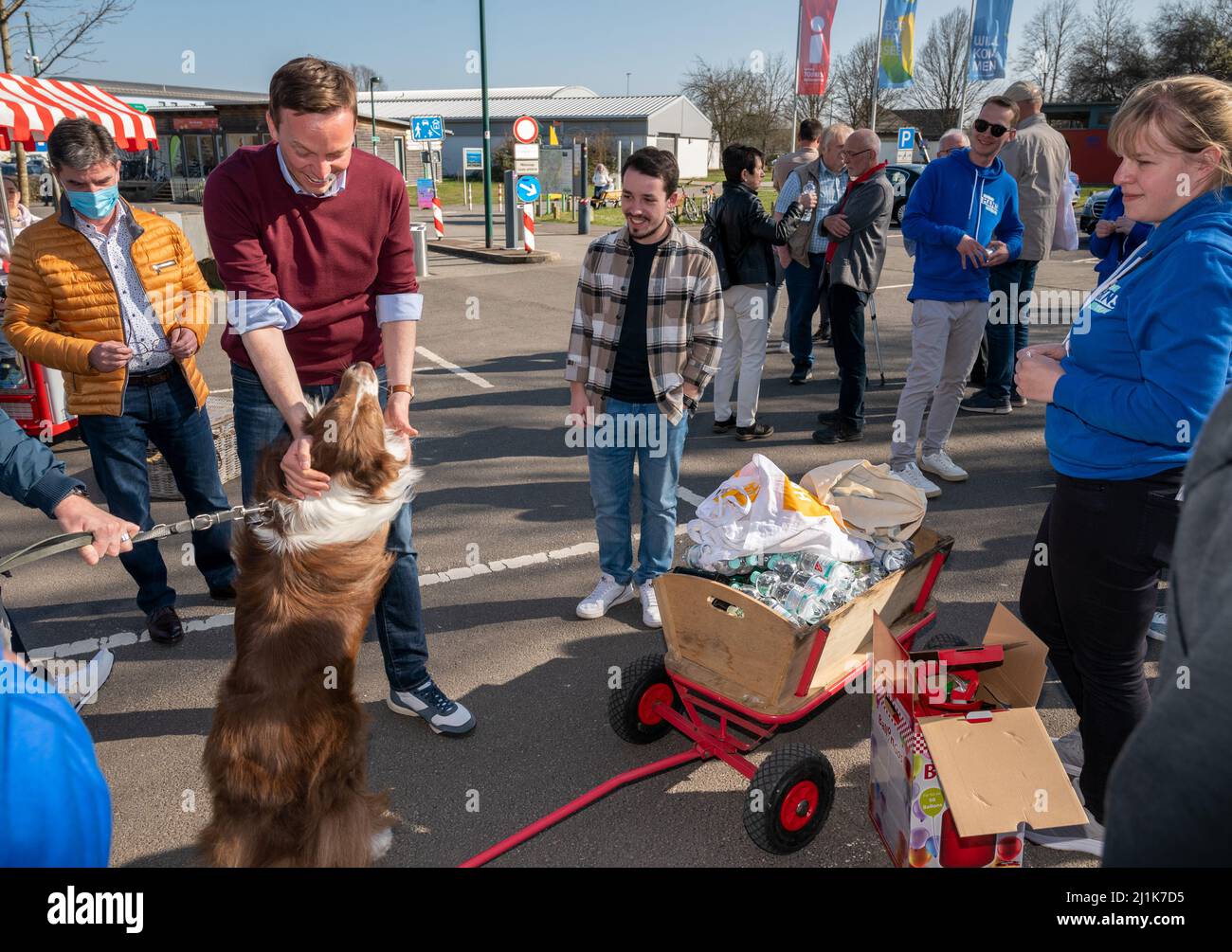 Rosen, Allemagne. 26th mars 2022. Le ministre de la Sarre, le président Tobias Hans (CDU), est accueilli par un chien dans le cadre de sa campagne électorale à Bostalsee. Un nouveau Parlement sera élu en Sarre le 27 mars. Credit: Harald Tittel/dpa/Alay Live News Banque D'Images