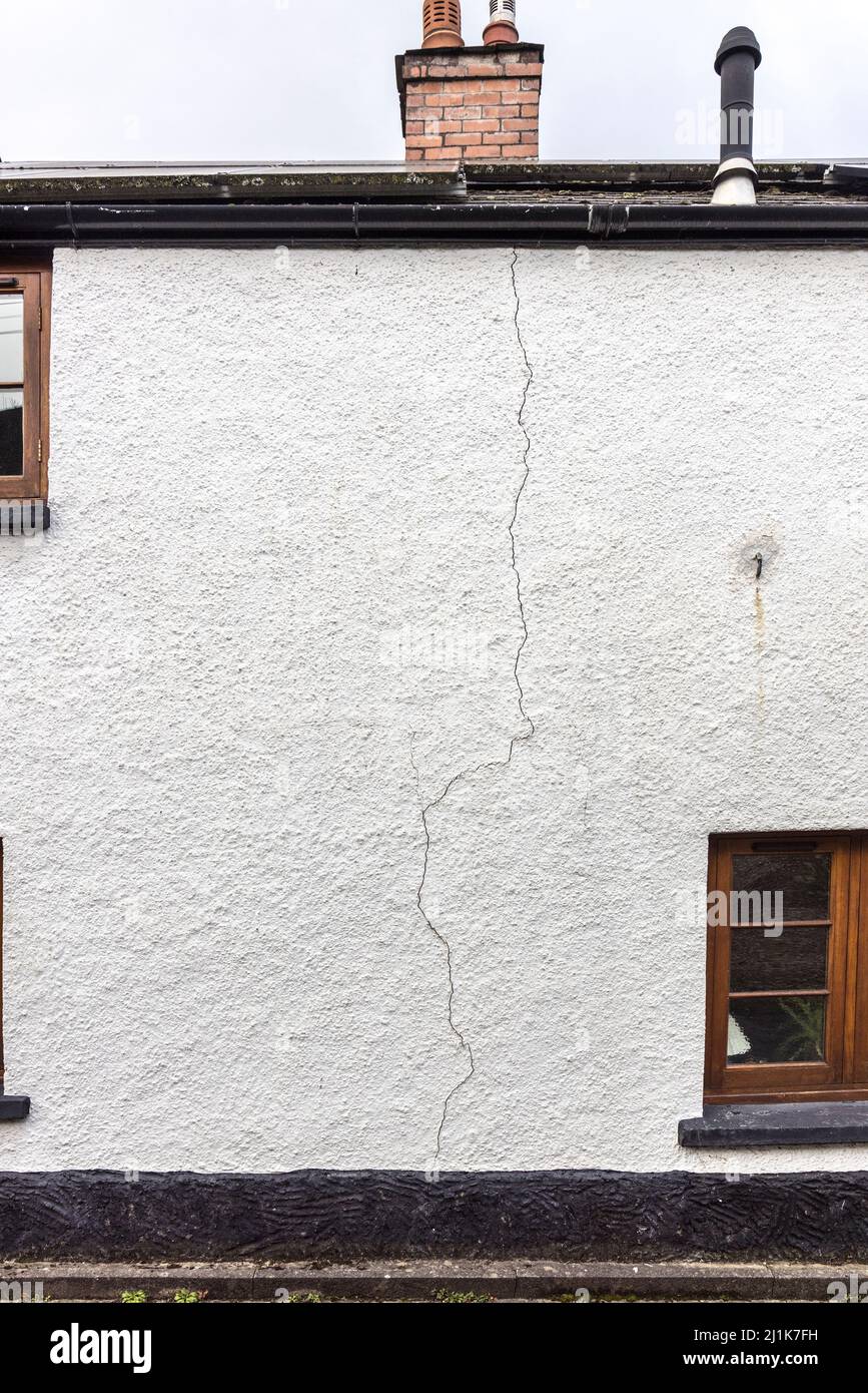 Crack in render on House Wall, Llanfoist, pays de Galles, Royaume-Uni Banque D'Images