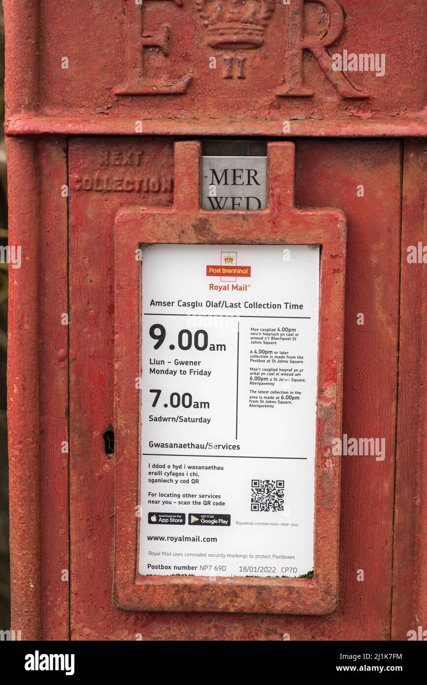 Boîte postale Royal Mail montrant les heures des collections, Llanfoist, pays de Galles, Royaume-Uni Banque D'Images