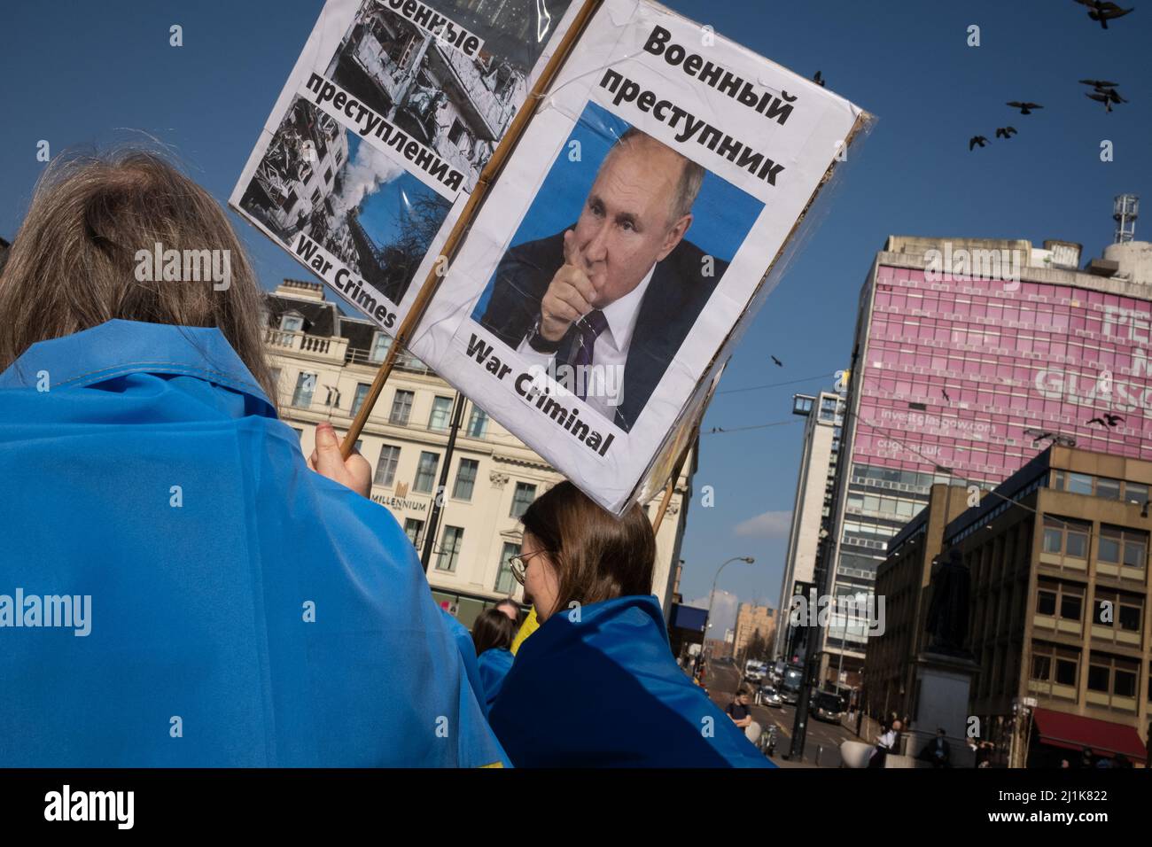 Glasgow, Écosse, 26 mars 2022. Stand avec l'Ukraine rassemblement en soutien du pays dans sa guerre actuelle contre l'invasion par le président PutinÕs Russie, à George Square, à Glasgow, Écosse, 26 mars 2022. Crédit photo : Jeremy Sutton-Hibbert/Alay Live News. Banque D'Images