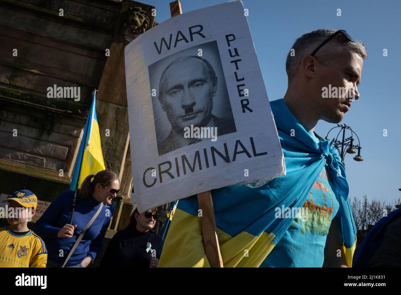 Glasgow, Écosse, 26 mars 2022. Stand avec l'Ukraine rassemblement en soutien du pays dans sa guerre actuelle contre l'invasion par le président PutinÕs Russie, à George Square, à Glasgow, Écosse, 26 mars 2022. Crédit photo : Jeremy Sutton-Hibbert/Alay Live News. Banque D'Images