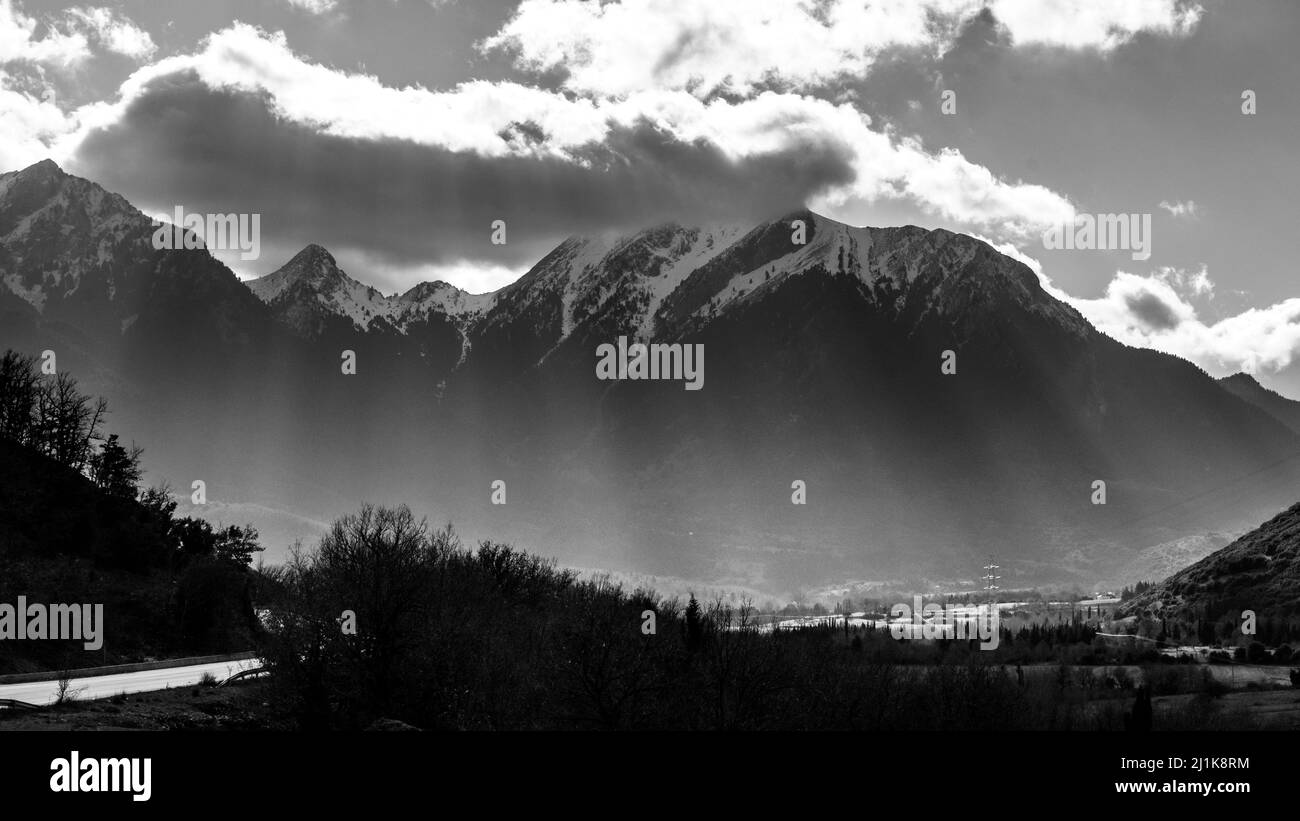 Soleil de Strongdirect dans les montagnes d'Erymanthos couvertes de neige fraîche pendant les mois d'hiver Banque D'Images