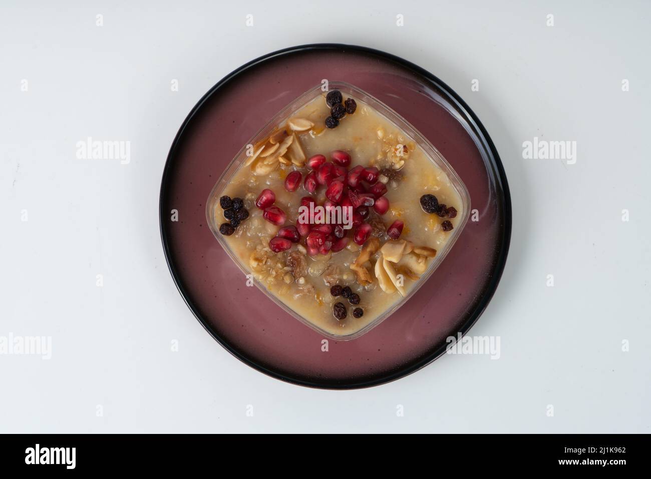 Vue de dessus du dessert Ashura sur fond gris. Banque D'Images