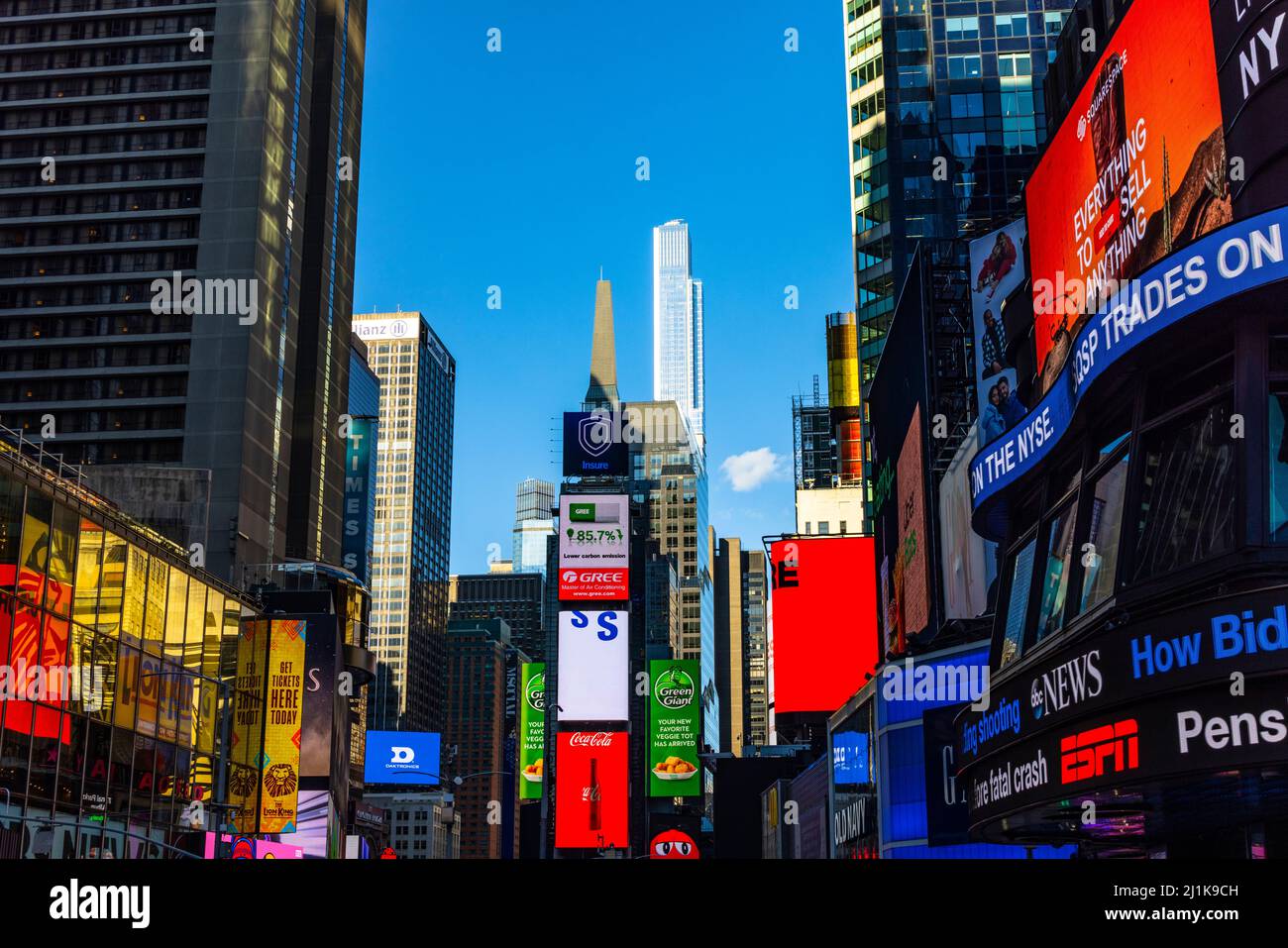 De nombreux panneaux d'affichage numériques colorés clignotent et illuminent Times Square NYC Banque D'Images