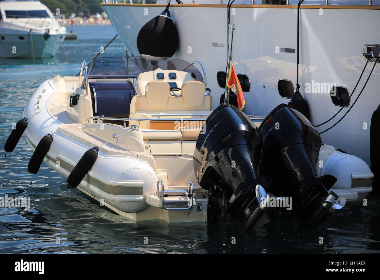 Bateau cockpit amarré près du yacht à moteur de luxe sur la mer Banque D'Images Bateau cockpit amarré près du yacht à moteur de luxe sur la mer Banque D'Images