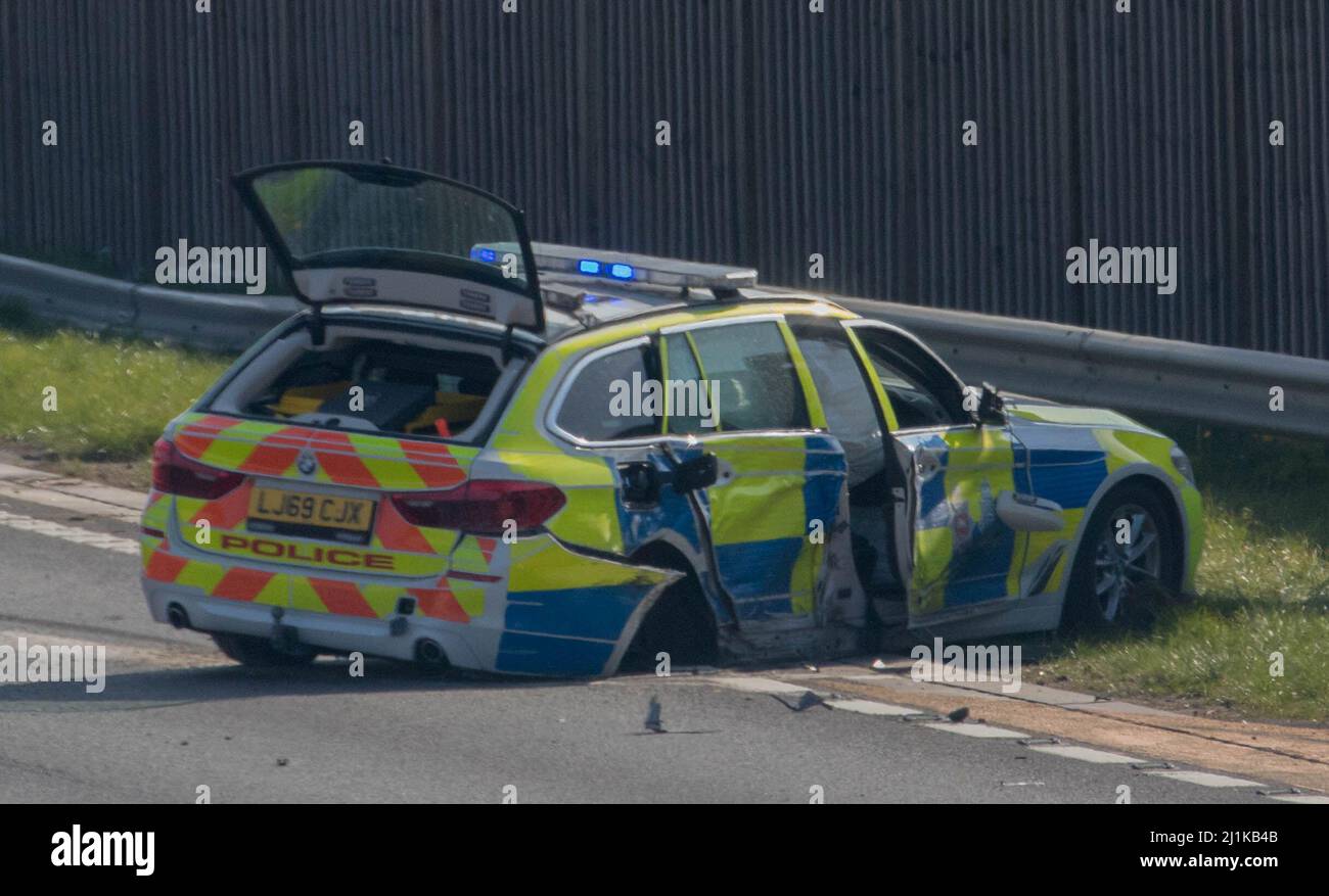 La police fait appel de témoins à la suite d'une collision de cinq voitures sur le M23 près de Patcham, juste après 11 h 05am le samedi (26 mars). Les officiers ont répondu à un choc de reconnaissance automatique de plaque d'immatriculation (ANPR) sur une Audi noire qui circulait à une vitesse excessive vers le nord sur le M23. Cela a entraîné une collision de cinq voitures sur l'autoroute, y compris deux voitures de police qui ne faisaient pas partie de la poursuite. Trois personnes, dont deux policiers, ont subi des blessures à la suite de la collision. La jonction 9 du M23 reste fermée. Il n'est pas encore clair quand la route s'ouvrira à nouveau et se mettra en route Banque D'Images