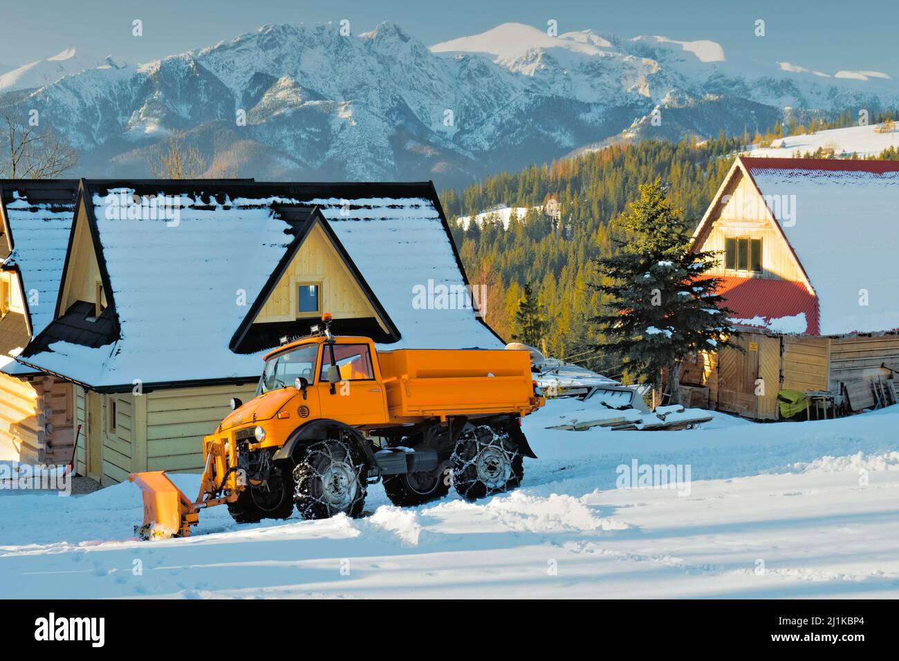 Chasse-neige au pied des montagnes Tatra Banque D'Images