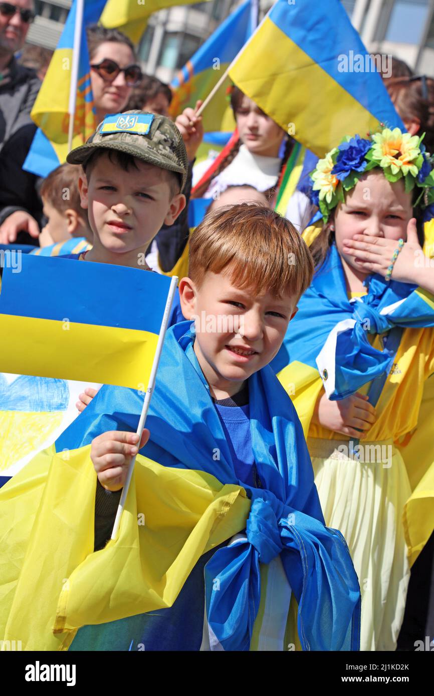 Londres, Royaume-Uni. 26th mars 2022. Quelques-uns des 300 enfants ukrainiens qui ont dirigé les stands de Londres avec l'Ukraine mars à Londres pour soutenir l'Ukraine contre l'invasion russe et la guerre crédit: Paul Brown/Alay Live News Banque D'Images