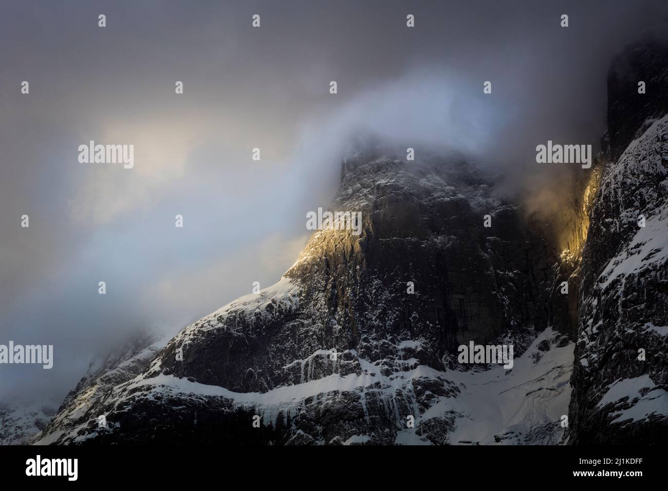 Lumière spectaculaire de l'heure d'or en début de matinée dans la vallée de Romsdalen, Møre og Romsdal, Norvège, Scandinavie. Banque D'Images