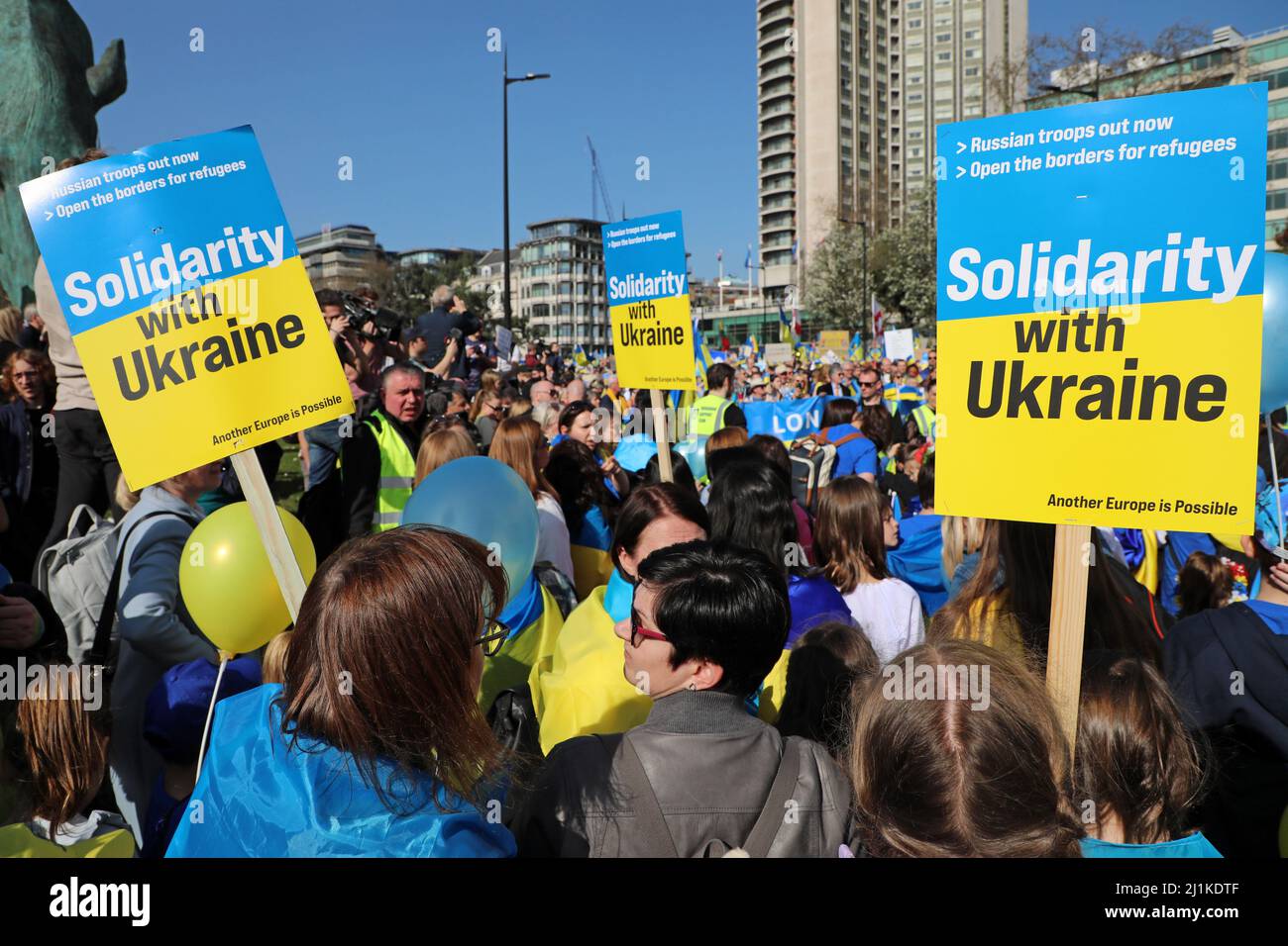 Londres, Royaume-Uni. 26th mars 2022. Les participants à Londres se tient avec l'Ukraine Mars, Londres en soutien de l'Ukraine contre l'invasion russe et la guerre crédit: Paul Brown/Alamy Live News Banque D'Images