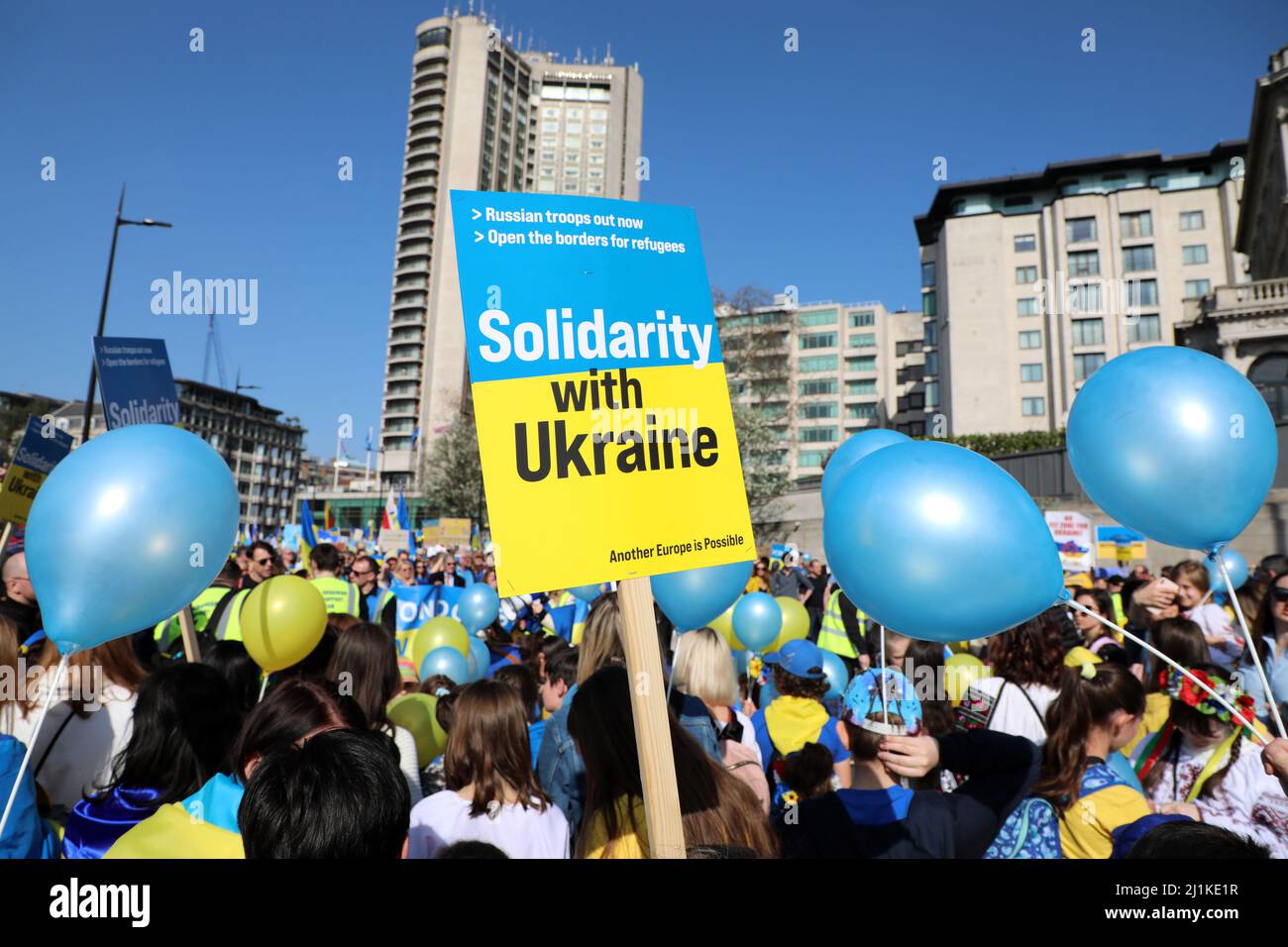 Londres, Royaume-Uni. 26th mars 2022. Les participants à Londres se tient avec l'Ukraine Mars, Londres en soutien de l'Ukraine contre l'invasion russe et la guerre crédit: Paul Brown/Alamy Live News Banque D'Images