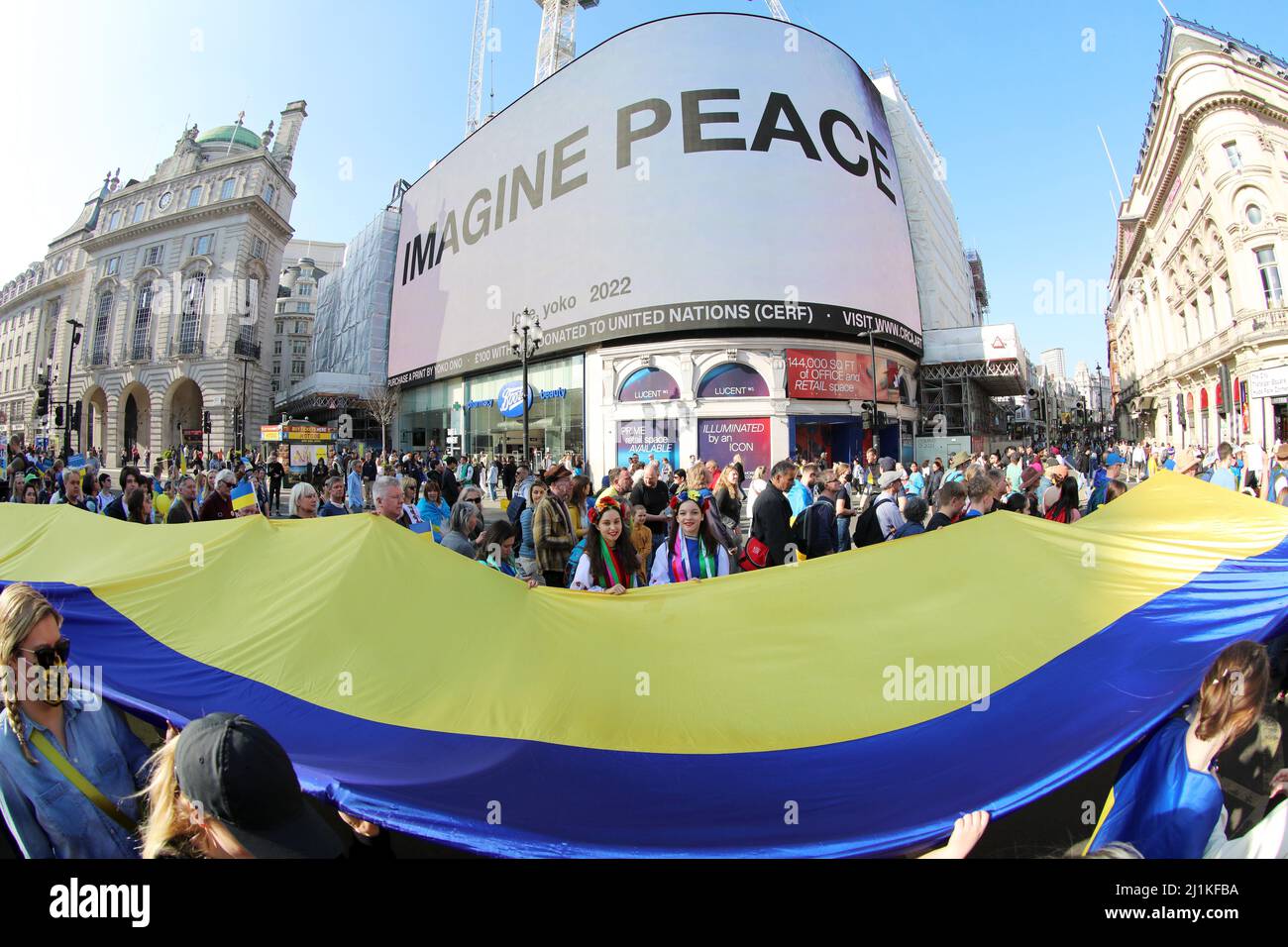 Londres, Royaume-Uni. 26th mars 2022. Les participants à Londres se tiennent avec l'Ukraine mars à Londres en passant par Piccadilly Circus où Yoko Ono's imagine Peace a été exposé en soutien de l'Ukraine contre l'invasion russe et la guerre crédit: Paul Brown/Alay Live News Banque D'Images