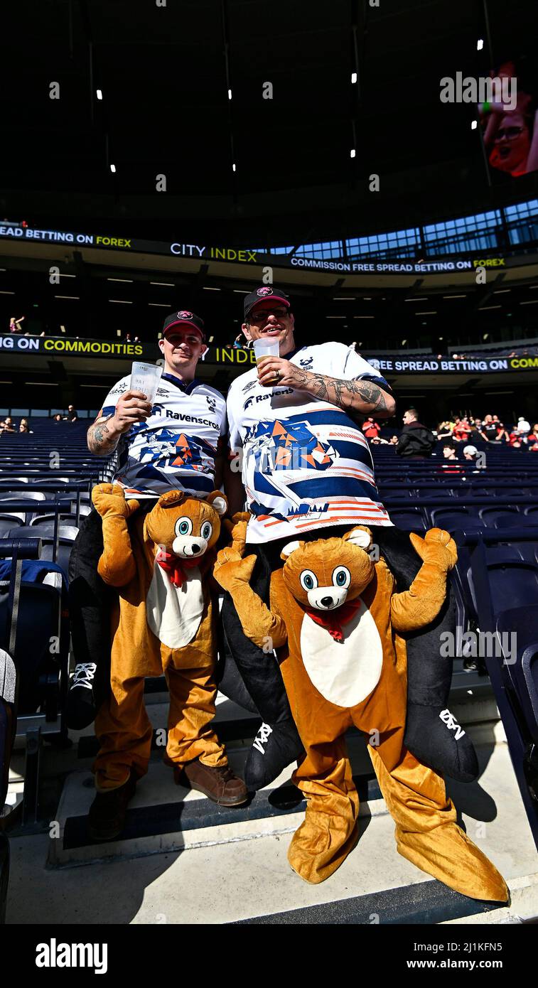 Tottenham, Royaume-Uni. 26th mars 2022. Rugby, premier ministre. Saracens V Bristol Bears. Le stade Tottenham Hotspur. Tottenham. Deux fans de Bristol en costume fantaisie pendant le Showdown 2, en association avec City Index, Saracens V Bristol Bears Gallagher Premiership rugby match. Credit: Sport en images/Alamy Live News Banque D'Images