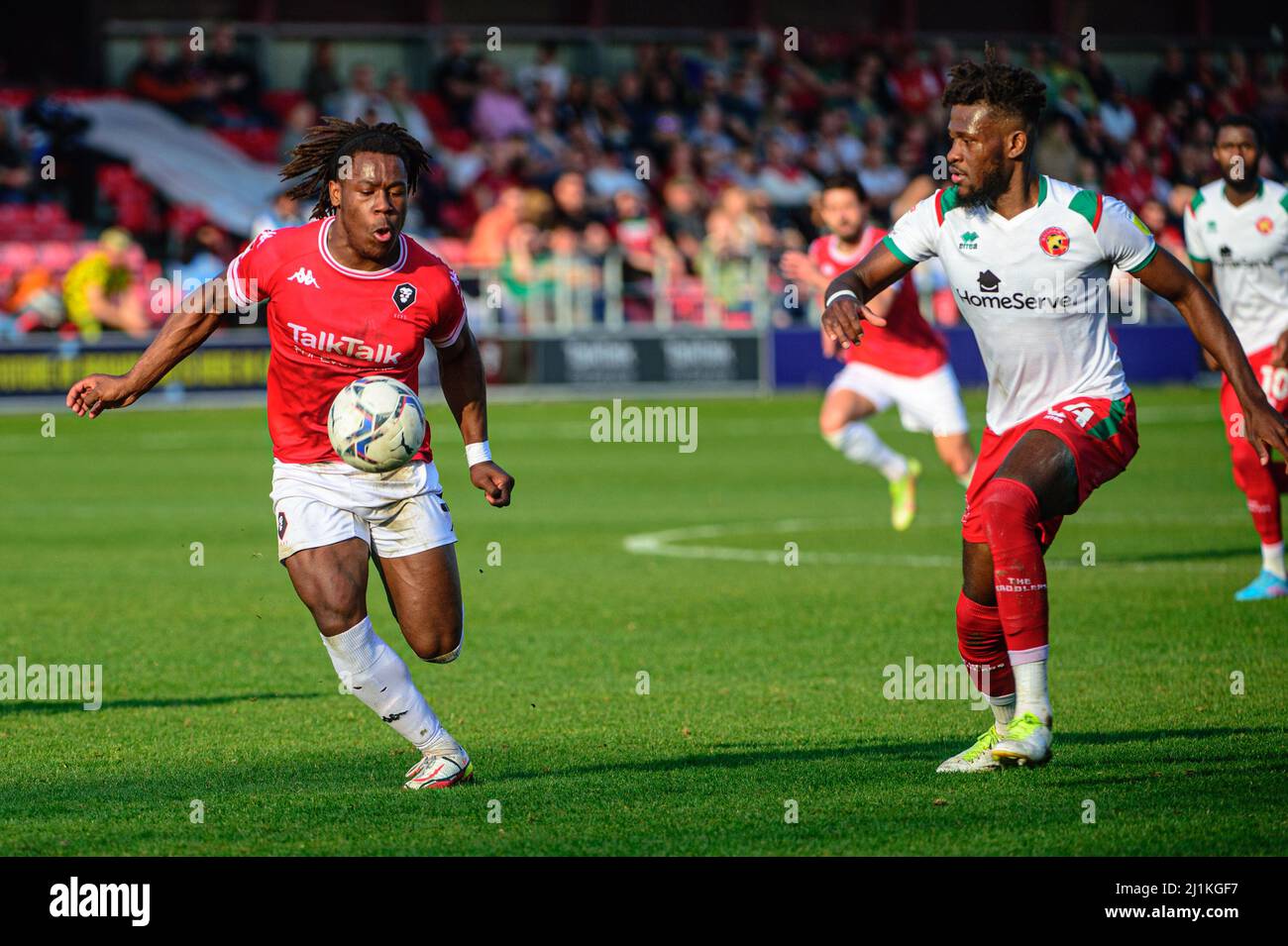 SALFORD, ROYAUME-UNI. 26th MARS Brandon Thomas-Asante du FC de la ville de Salford sous la pression de Rollin Menayese du FC de Walsall lors du match de la Sky Bet League 2 entre Salford City et Walsall à Moor Lane, Salford, le samedi 26th mars 2022. (Credit: Ian Charles | MI News) Credit: MI News & Sport /Alay Live News Banque D'Images