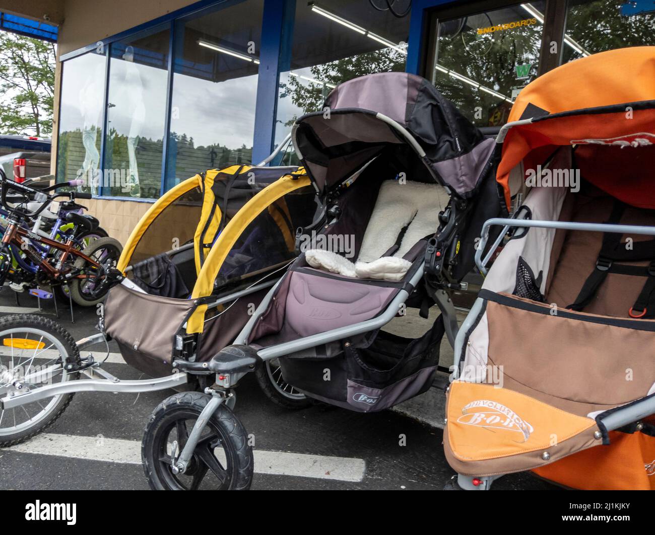 Woodinville, WA USA - vers juin 2021: Vue inclinée des poussettes pour bébés délicatement utilisées à vendre dans un magasin de sport Play it Again Banque D'Images