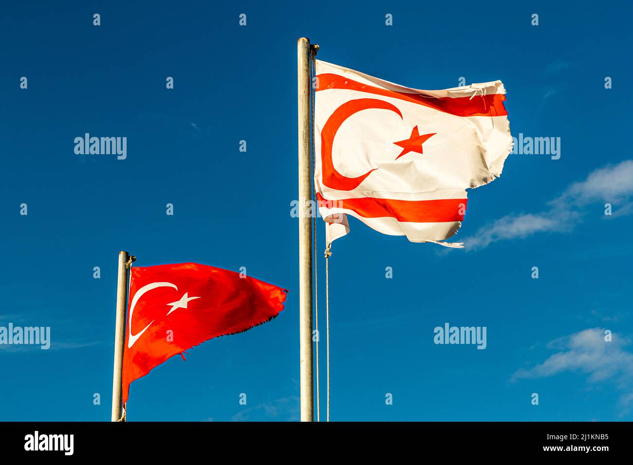 Le drapeau de Chypre du Nord vole toujours à côté du drapeau turc en République turque de Chypre du Nord (TRNC) Banque D'Images