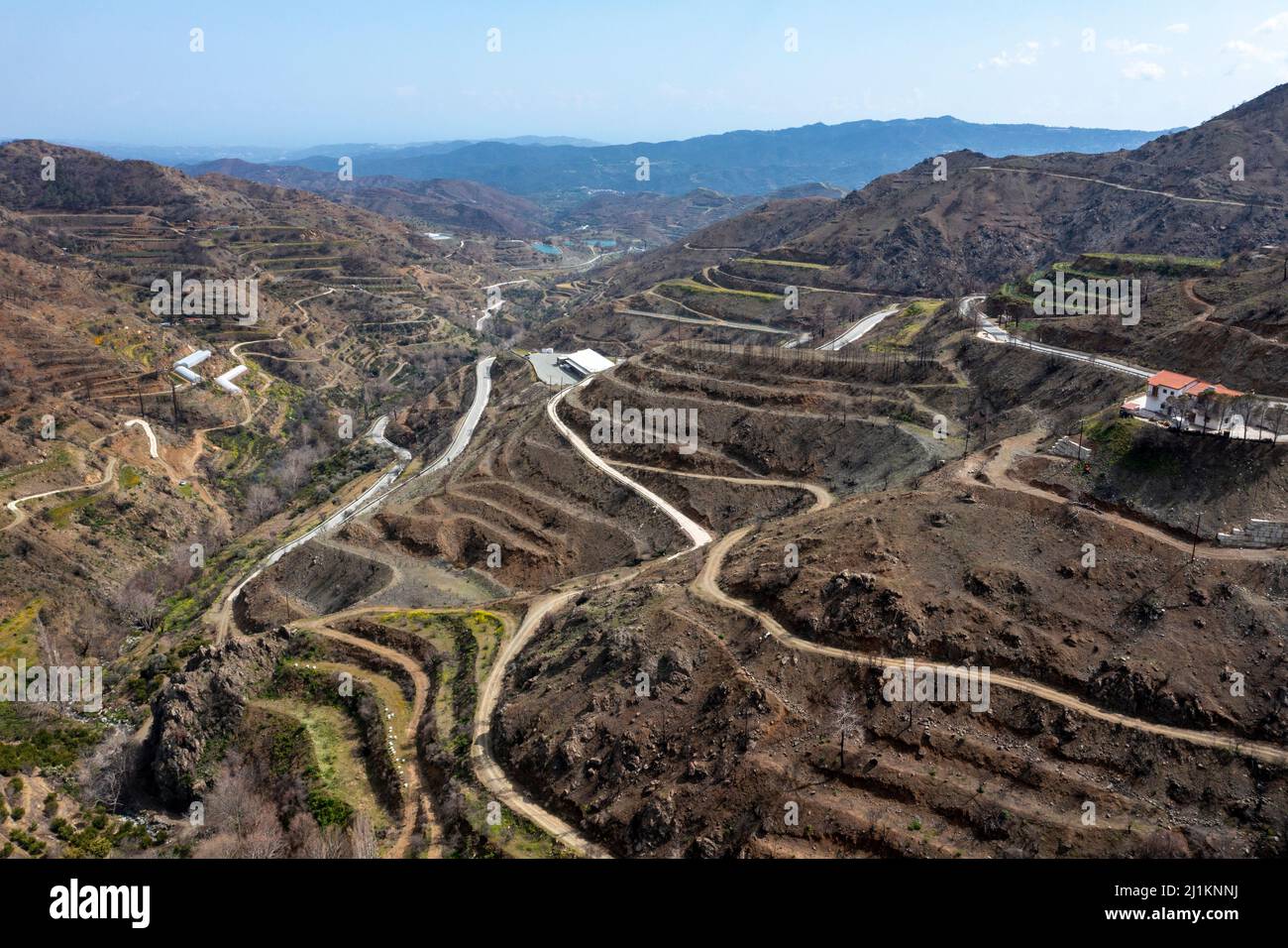 Vue aérienne du paysage marqué qui a été gravement endommagé par un incendie de forêt en 2021, village d'Odou, district de Larnaca, Chypre. Banque D'Images