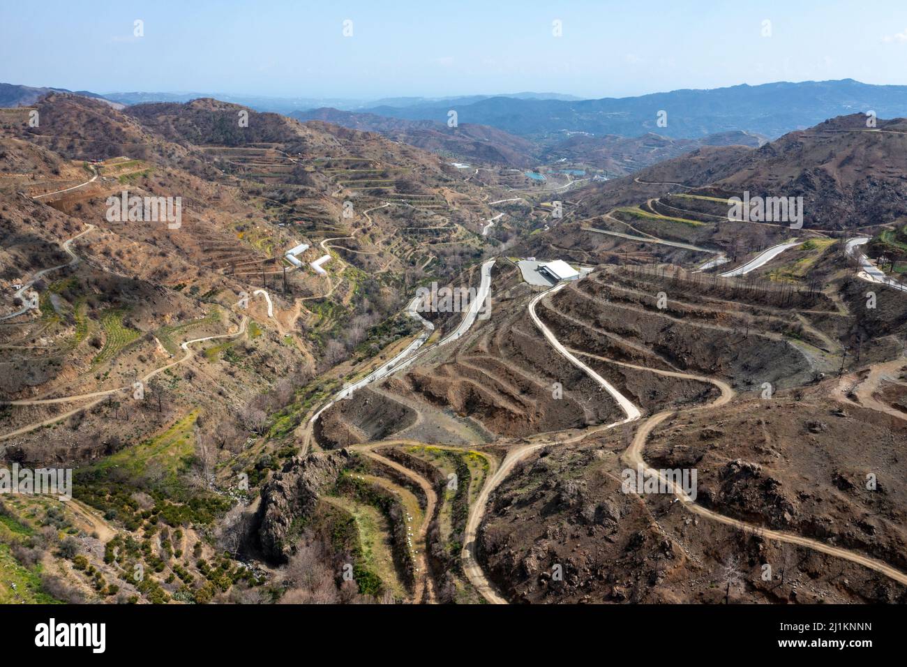 Vue aérienne du paysage marqué qui a été gravement endommagé par un incendie de forêt en 2021, village d'Odou, district de Larnaca, Chypre. Banque D'Images