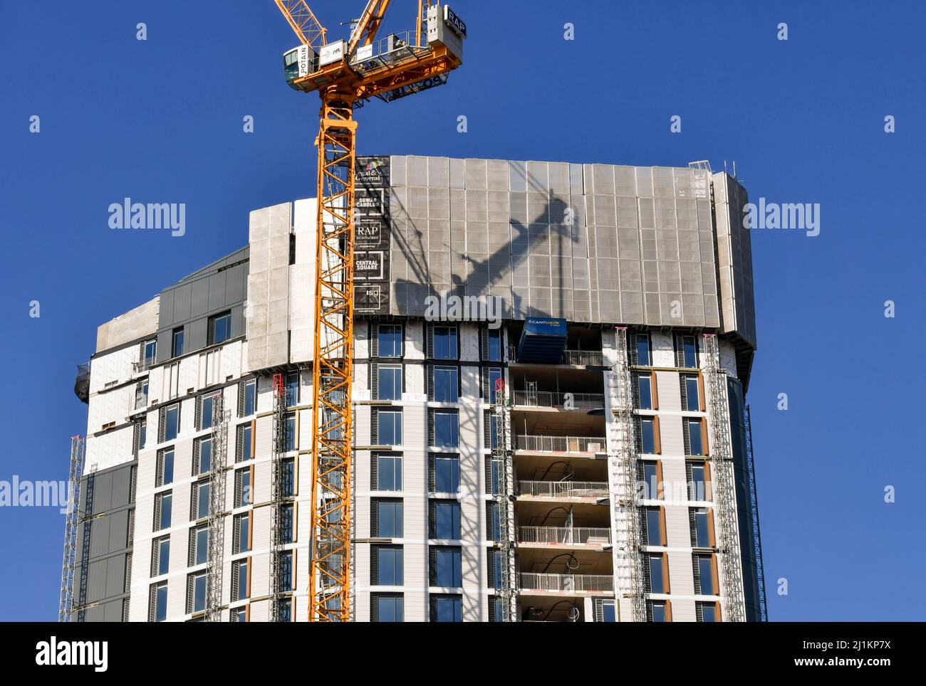 Cardiff, pays de Galles - mars 2022 : grue à tour fixée à l'extérieur d'un nouvel immeuble de bureaux en voie d'achèvement dans le centre-ville. Banque D'Images