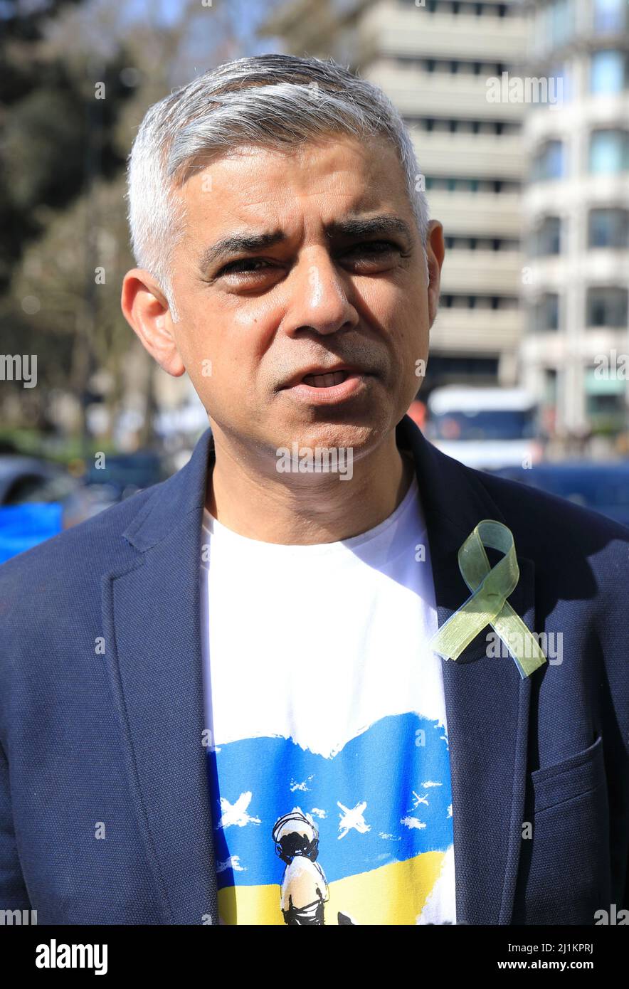 Londres, Royaume-Uni. 26th mars 2022. Des milliers de personnes se sont jointes samedi à une marche en faveur de l'Ukraine alors que le maire Sadiq Khan a exhorté le Royaume-Uni à faire beaucoup plus pour aider les Ukainiens. La marche a commencé sur Park Lane, avant de se rendre à Trafalgar Square. Crédit : Monica Wells/Alay Live News Banque D'Images