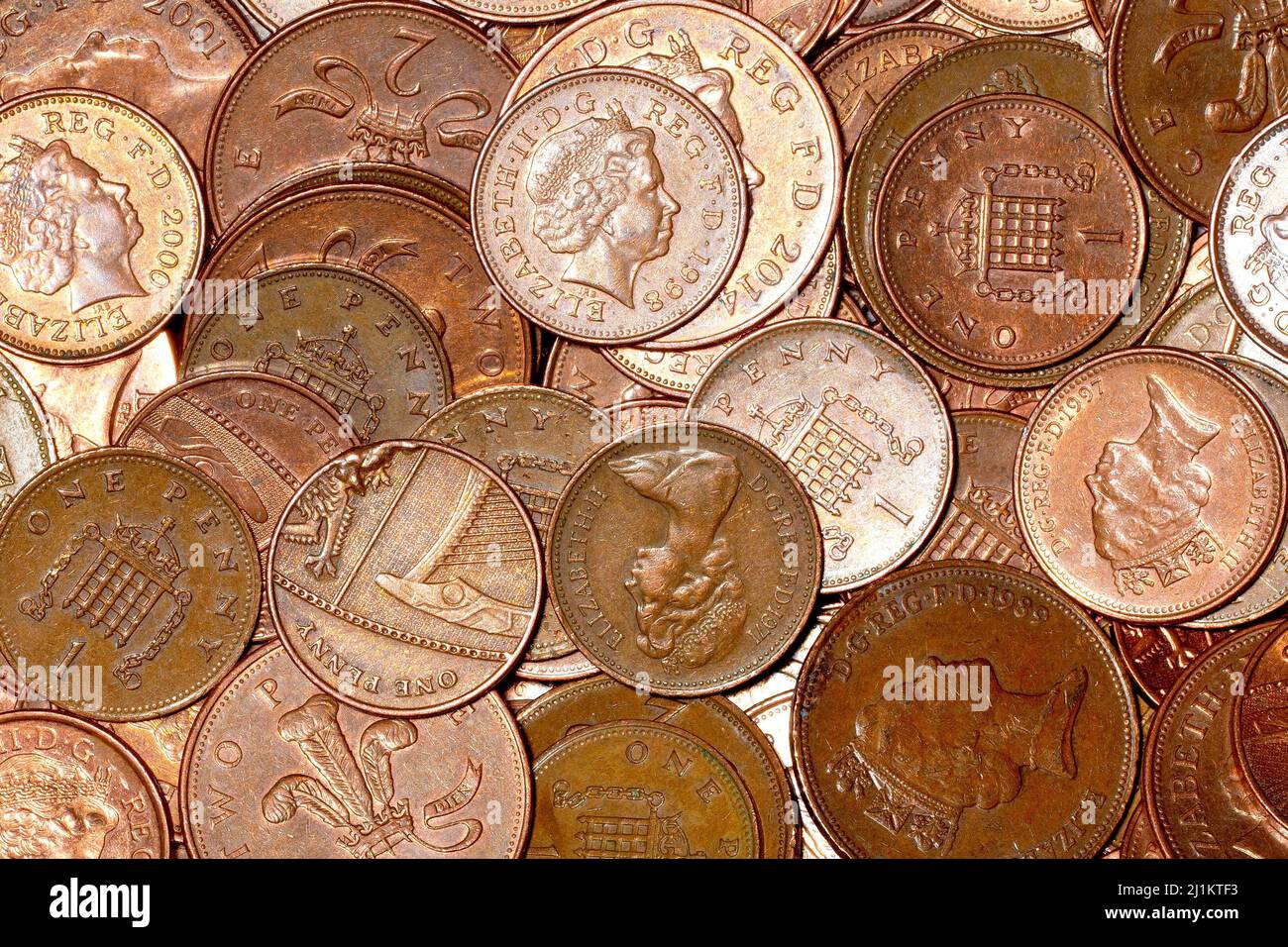 Gros plan d'une masse des pièces de la plus basse valeur en circulation au Royaume-Uni, des pièces de cent et 2 pences, avec plusieurs dessins de plus de années. Banque D'Images