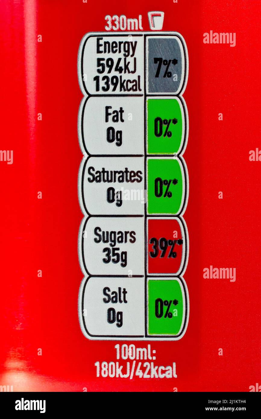 Gros plan du système d'information sur les feux de circulation utilisé sur les denrées alimentaires au Royaume-Uni, montrant ici le pourcentage élevé de sucre dans une boîte de boisson non alcoolisée. Banque D'Images
