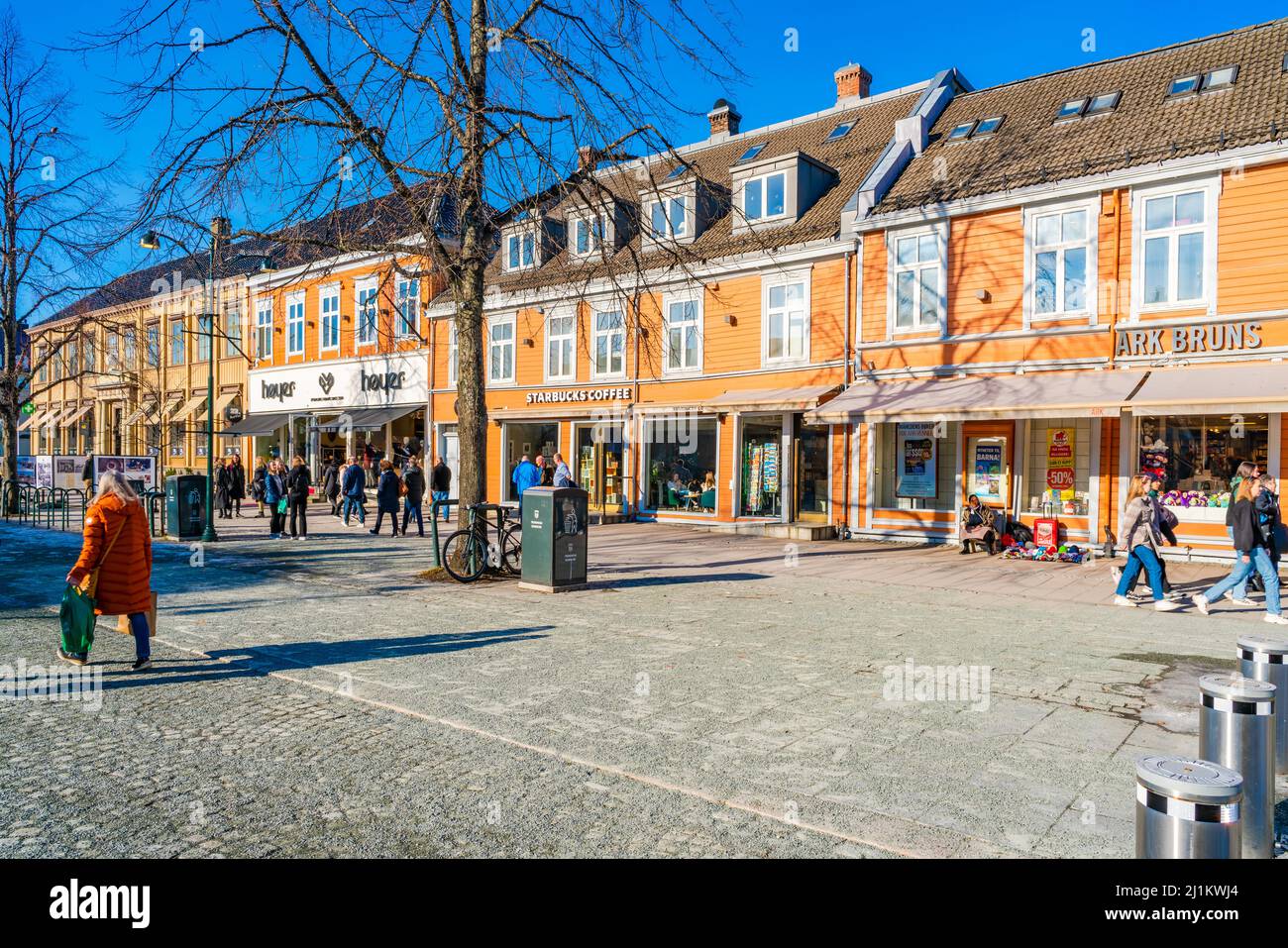 TRONDHEIM, NORVÈGE - MARS 11 2022 : vue sur la rue de Trondheim. Banque D'Images