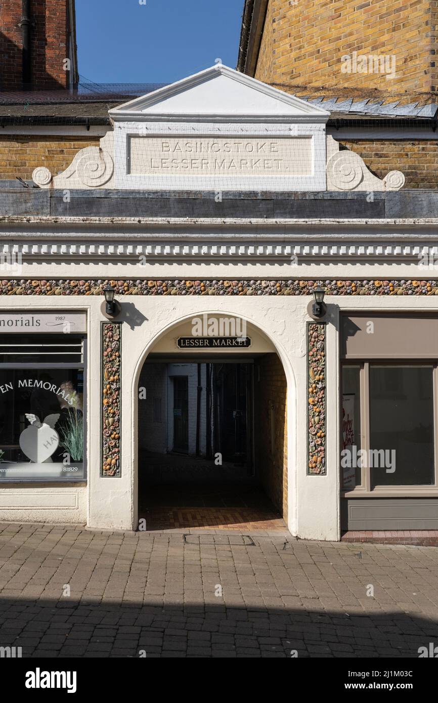 Basingstoke Lesser Market (construit en 1885) a été construit à l'origine pour la vente au détail de légumes, avec un passage entre la rue Wote et la rue Church. ROYAUME-UNI Banque D'Images