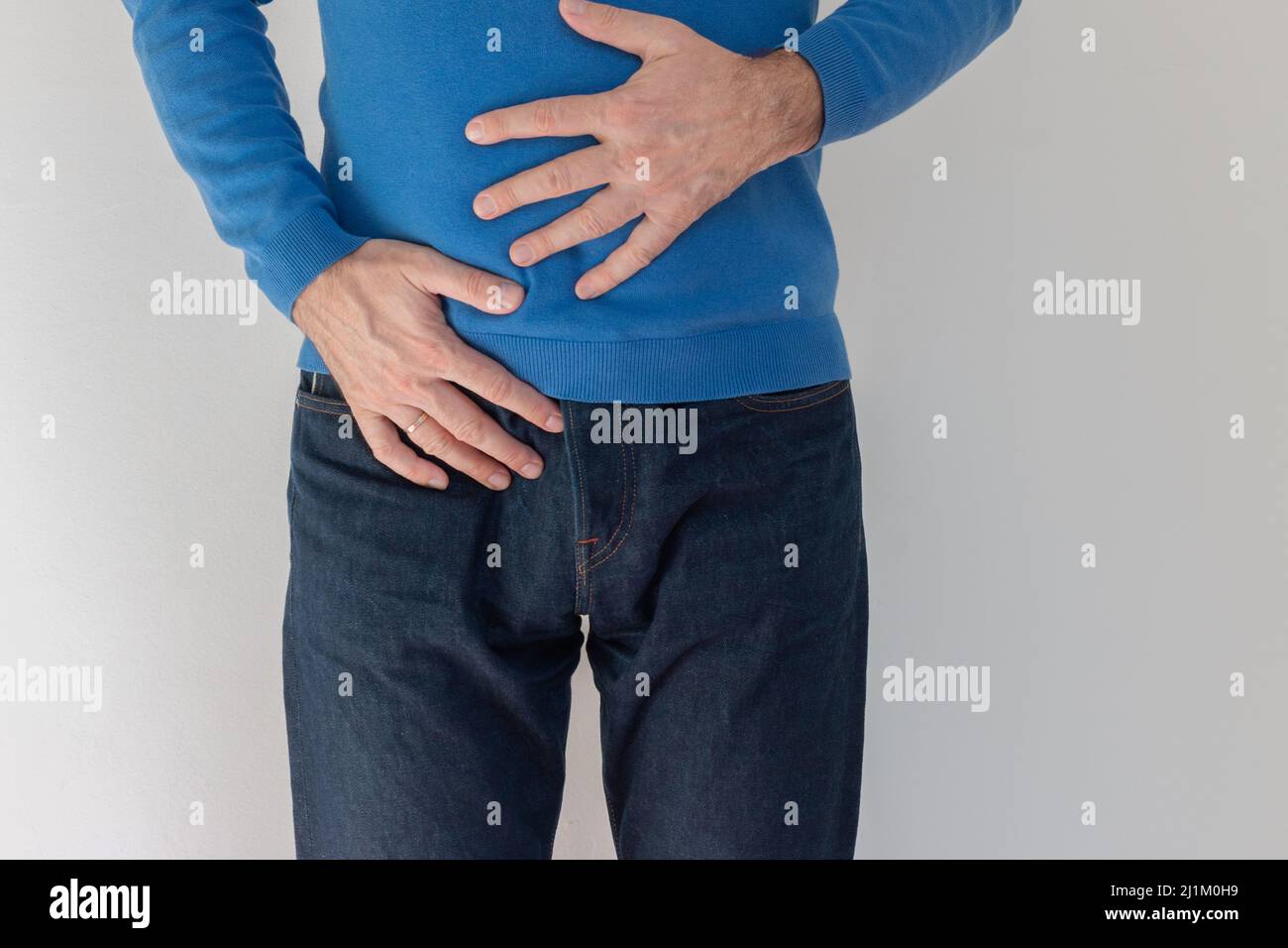 Maux d'estomac. Malade mature homme souffrant de douleurs abdominales chroniques à la maison, Banque D'Images