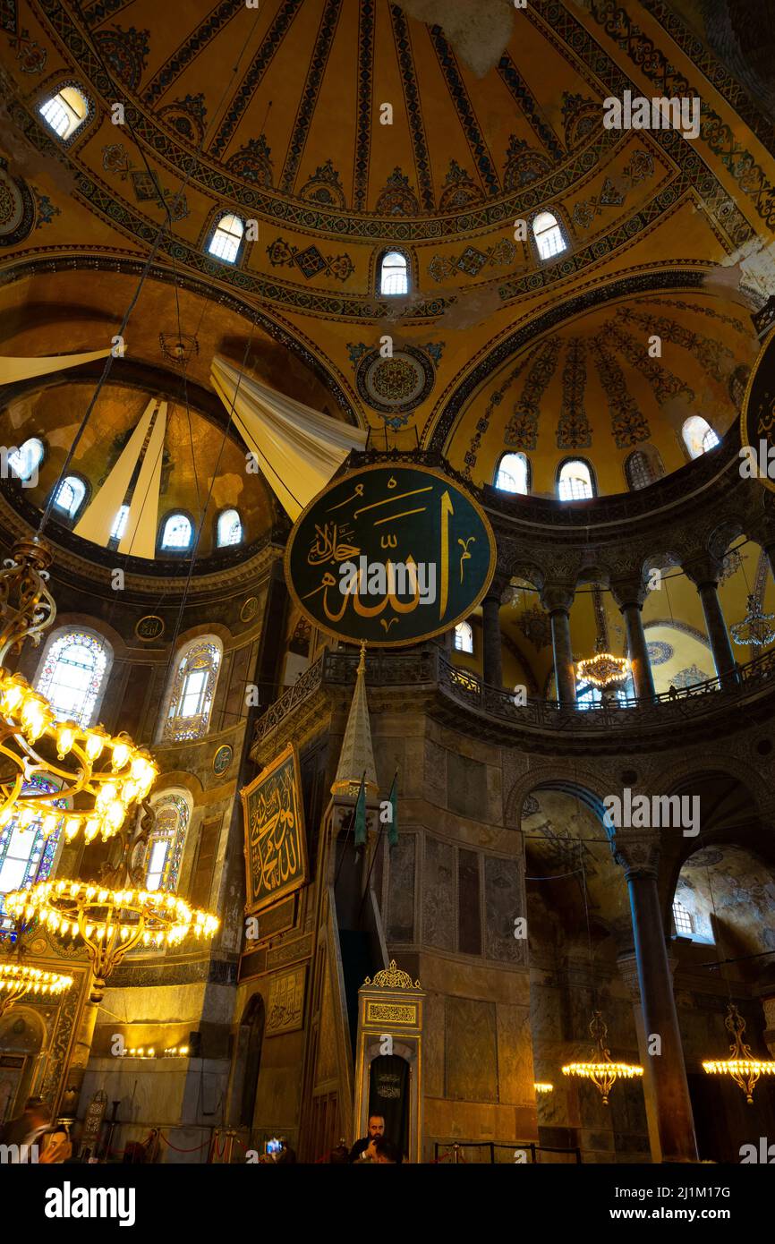 Sainte-Sophie ou Ayasofya à Istanbul. Intérieur de Sainte-Sophie. Ramadan ou photo de fond islamique. Istanbul Turquie - 10.6.2021 Banque D'Images