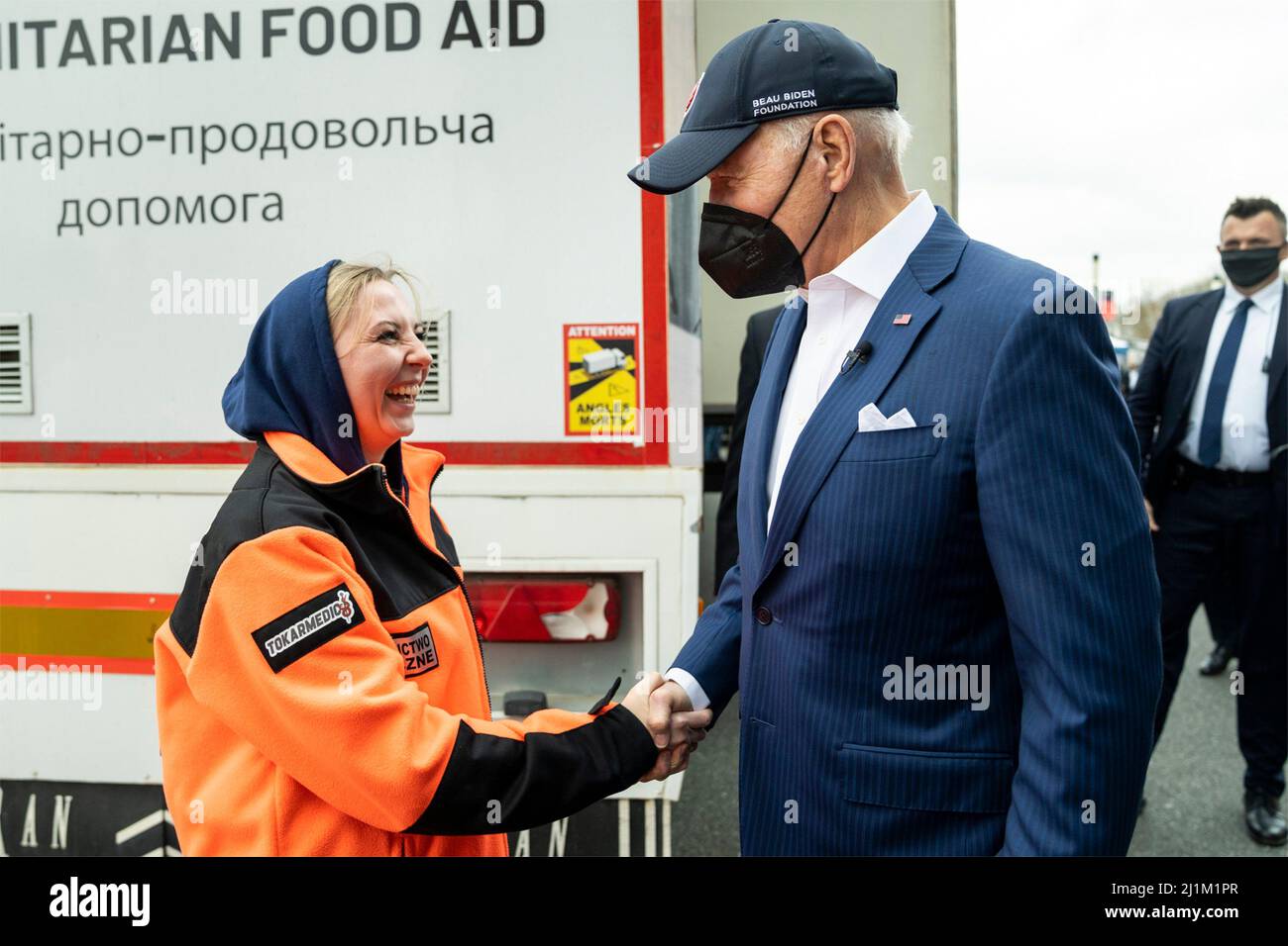 Varsovie, Pologne. 26th mars 2022. Le président américain Joe Biden accueille un travailleur humanitaire lors d'une visite à des réfugiés ukrainiens fuyant l'invasion russe au stade PGE Narodowy, le 26 mars 2022 à Varsovie, en Pologne. Crédit : Adam Schultz/White House photo/Alay Live News Banque D'Images