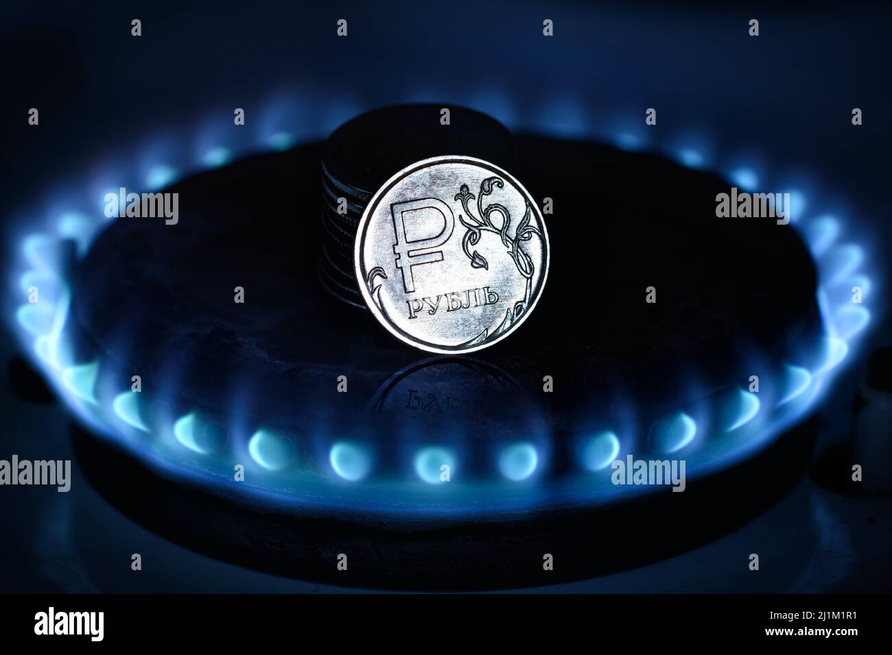Brûleur à gaz et pièce de rouble, argent russe sur cuisinière à gaz à la maison. Flamme bleue de propane et monnaie rouble. Concept de l'économie de la Russie et de l'Europe, naturel g Banque D'Images