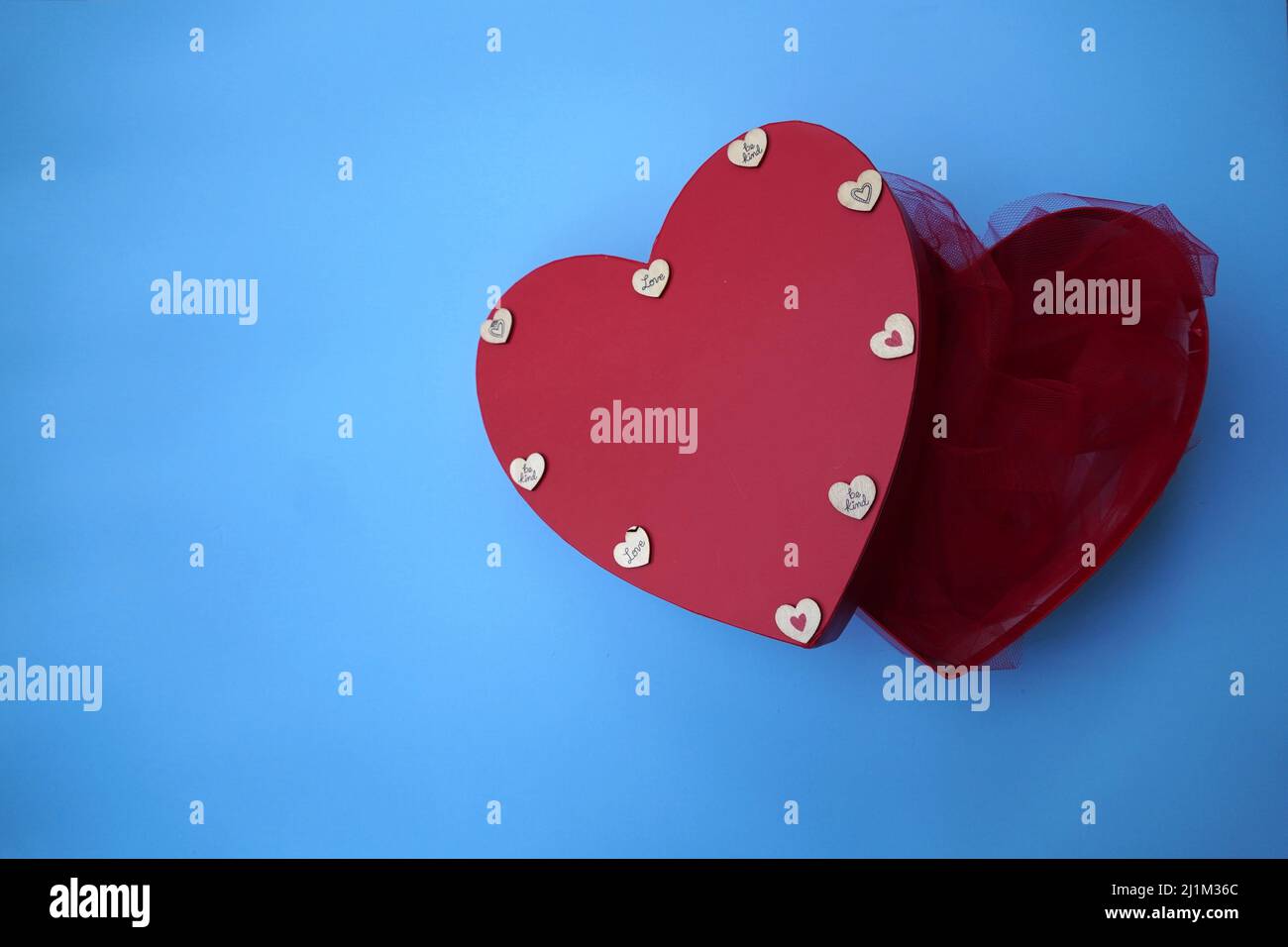 Concept de la Saint-Valentin, deux coeurs rouges sur fond bleu, posé à plat. Symbole de couples, d'amour et de romance. Vertical, espace de copie vierge. Ci-dessus. Banque D'Images