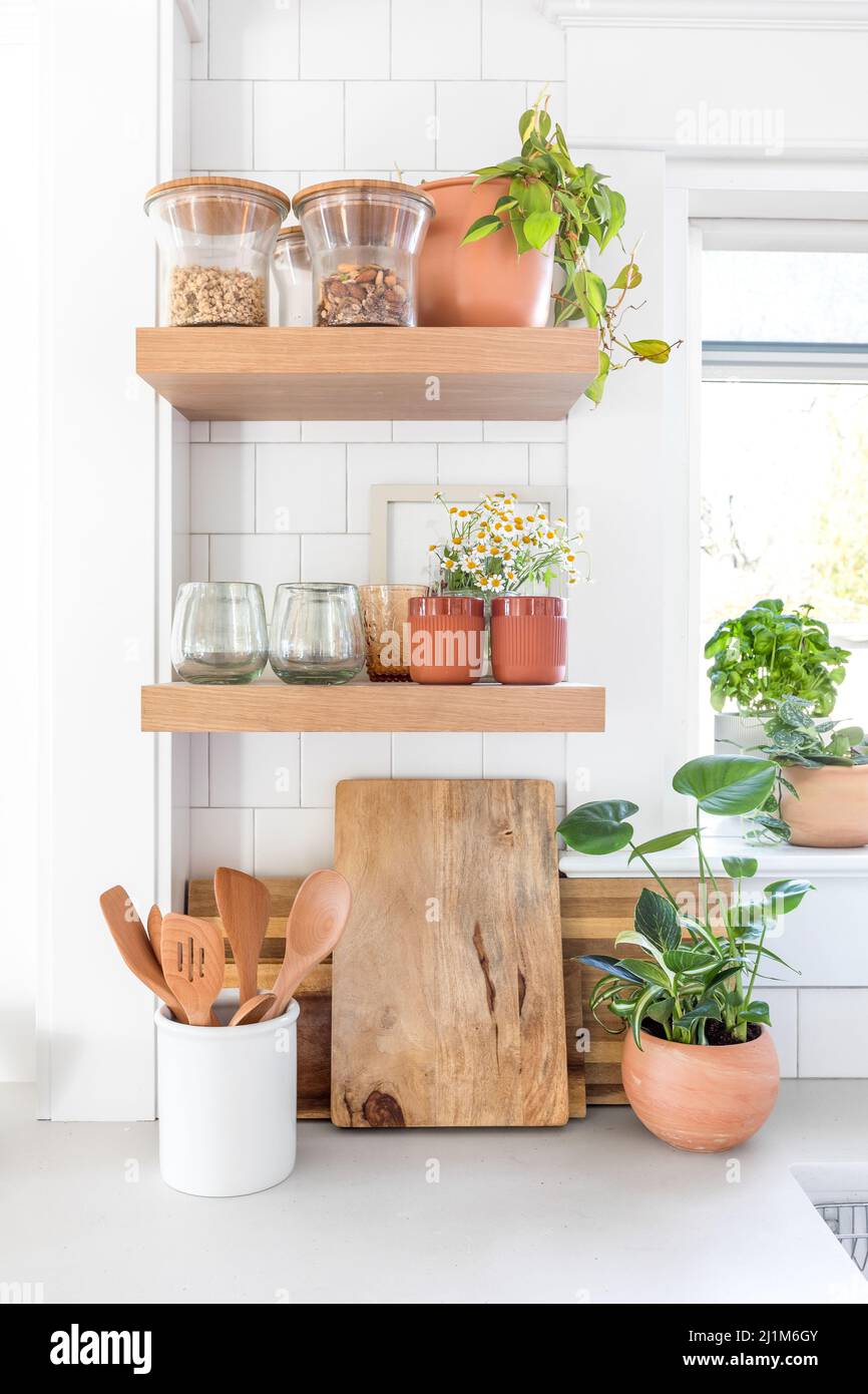 Cuisine boho lumineuse de style minimaliste Banque D'Images