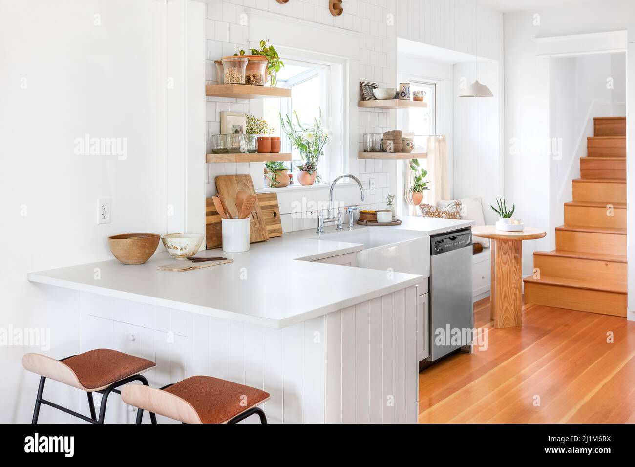 Cuisine boho lumineuse de style minimaliste Banque D'Images