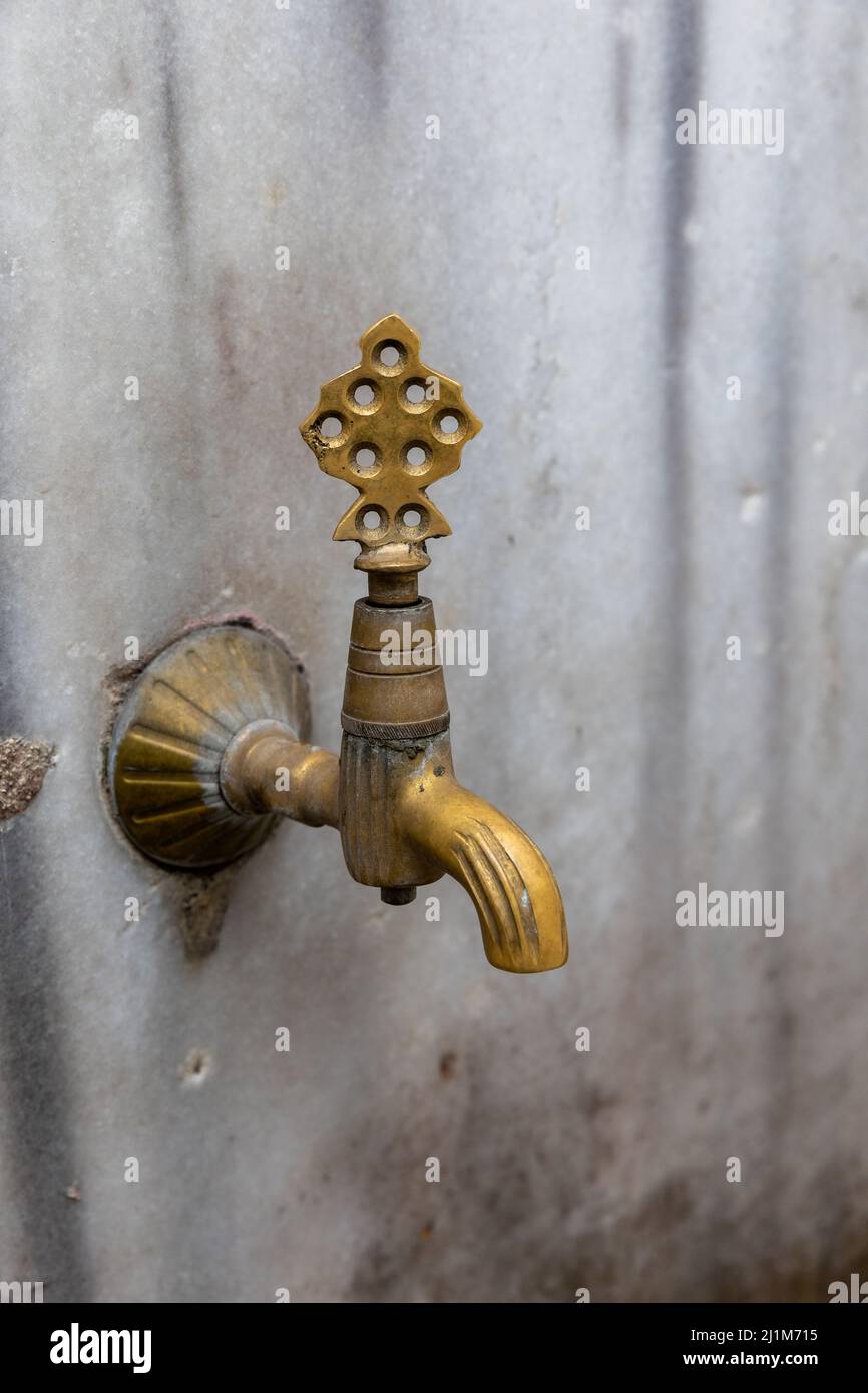 26 mars 2022 : vue rapprochée des détails architecturaux depuis la cour intérieure de la mosquée Yeni Valide à Uskudar, Istanbul, Turquie le 27 mars 2022. La mosquée Yeni Valide est une mosquée ottomane de 18th siècles qui a été construite par le sultan Ahmed III (Image de crédit : © Tolga Ildun/ZUMA Press Wire) Banque D'Images