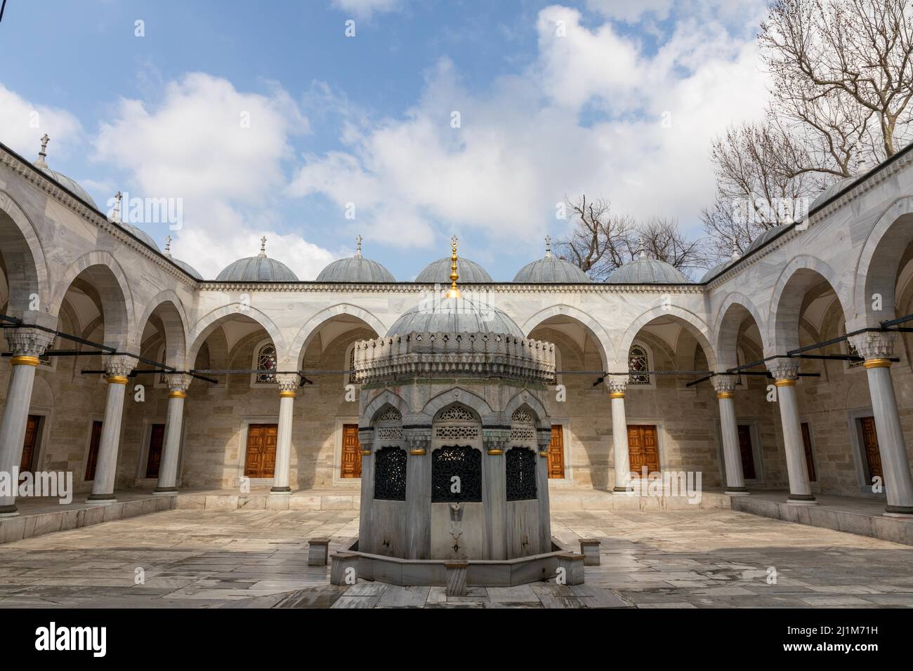 26 mars 2022 : vue depuis la cour intérieure de la mosquée Yeni Valide à Uskudar, Istanbul, Turquie le 27 mars 2022. La mosquée Yeni Valide est une mosquée ottomane de 18th siècles qui a été construite par le sultan Ahmed III (Image de crédit : © Tolga Ildun/ZUMA Press Wire) Banque D'Images