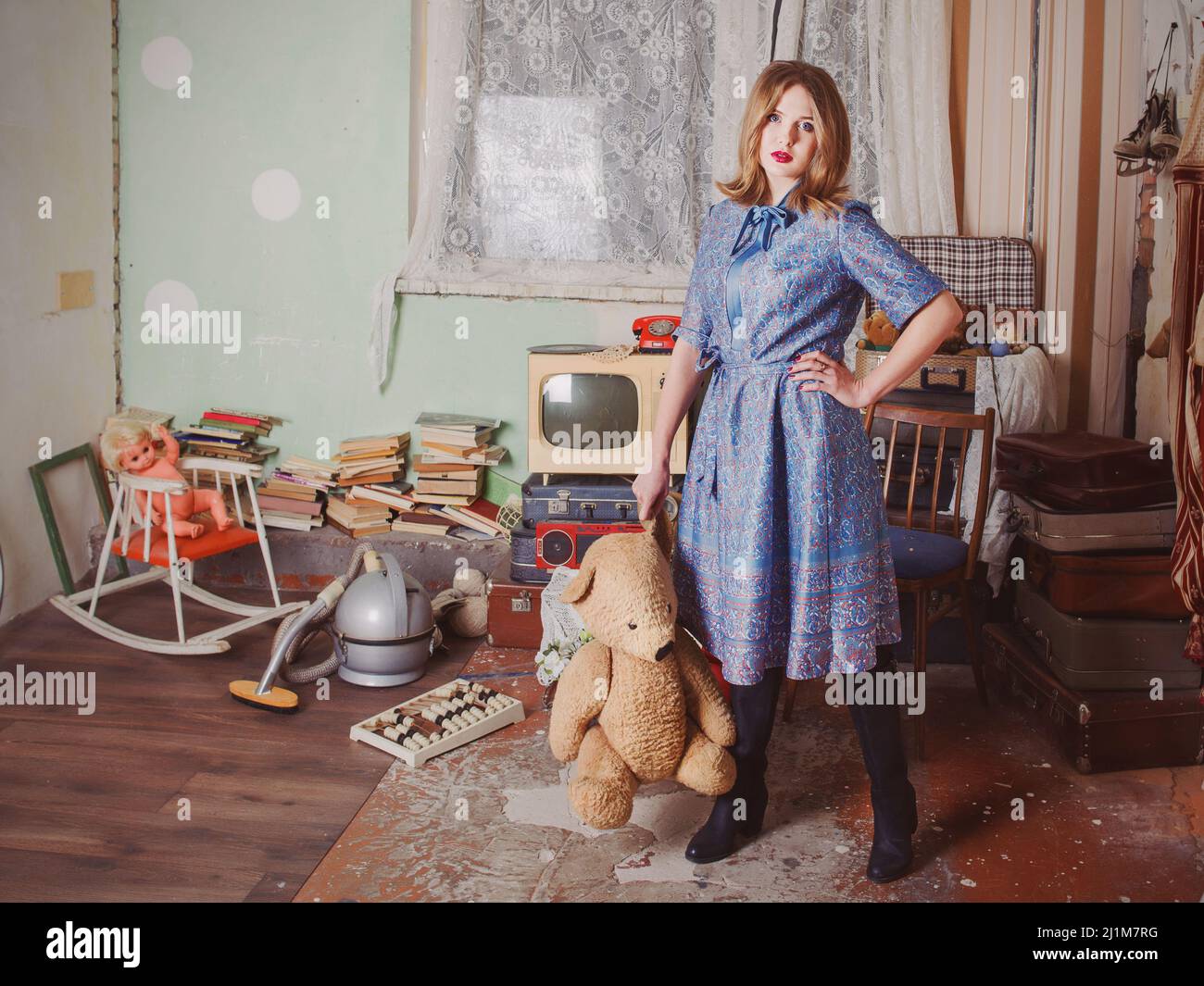 Portrait de la femme à l'ancienne dans le style de l'URSS dans un intérieur rétro Banque D'Images