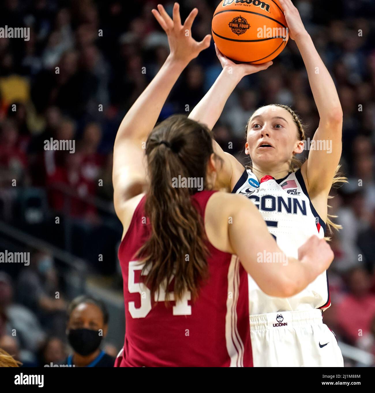 Bridgeport, Connecticut, États-Unis. 26th mars 2022. 26 mars 2022: Paige Bueckers marque deux de l'extérieur comme la dame Huskies défaite Indiana 75-58 à la Webster Bank Arena dans le Sweet Sixteen à Bridgeport, Connecticut, le 26 mars 2022. DaN Heary/Eclipse Sportswire/CSM/Alamy Live News Banque D'Images