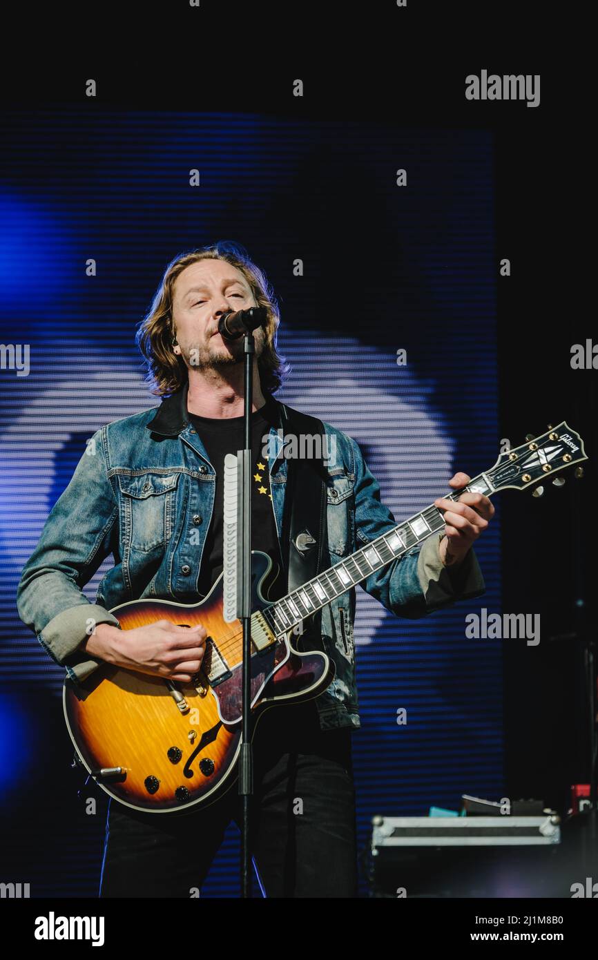 Grindelwald, Suisse. 26th mars 2022. Grindelwald, Suisse. 26th mars 2022. Le groupe de rock finlandais Sunrise Avenue donne un concert en direct pendant la SnowpenAir 2022 à Jungfrau à Grindelwald. Ici, le chanteur et compositeur Samu Aleksi Haber est vu en direct sur scène. (Crédit photo : Gonzales photo/Alamy Live News Banque D'Images