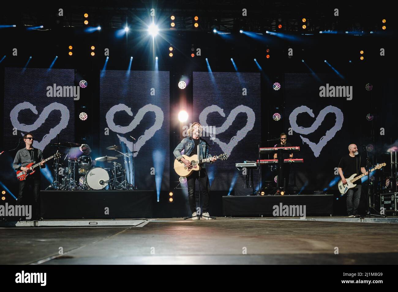 Grindelwald, Suisse. 26th mars 2022. Grindelwald, Suisse. 26th mars 2022. Le groupe de rock finlandais Sunrise Avenue donne un concert en direct pendant la SnowpenAir 2022 à Jungfrau à Grindelwald. Ici, le chanteur et musicien Samu Aleksi Haber est vu en direct sur scène avec le reste du groupe. (Crédit photo : Gonzales photo/Alamy Live News Banque D'Images