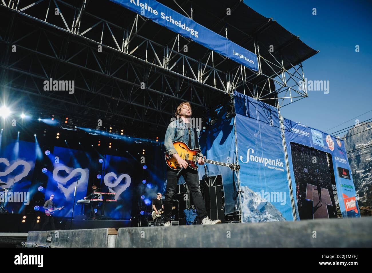 Grindelwald, Suisse. 26th mars 2022. Grindelwald, Suisse. 26th mars 2022. Le groupe de rock finlandais Sunrise Avenue donne un concert en direct pendant la SnowpenAir 2022 à Jungfrau à Grindelwald. Ici, le chanteur et compositeur Samu Aleksi Haber est vu en direct sur scène. (Crédit photo : Gonzales photo/Alamy Live News Banque D'Images