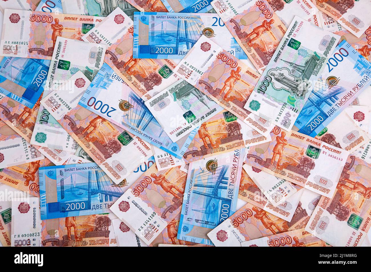 Contexte des roubles russes en coupures de un, deux et cinq mille Banque D'Images