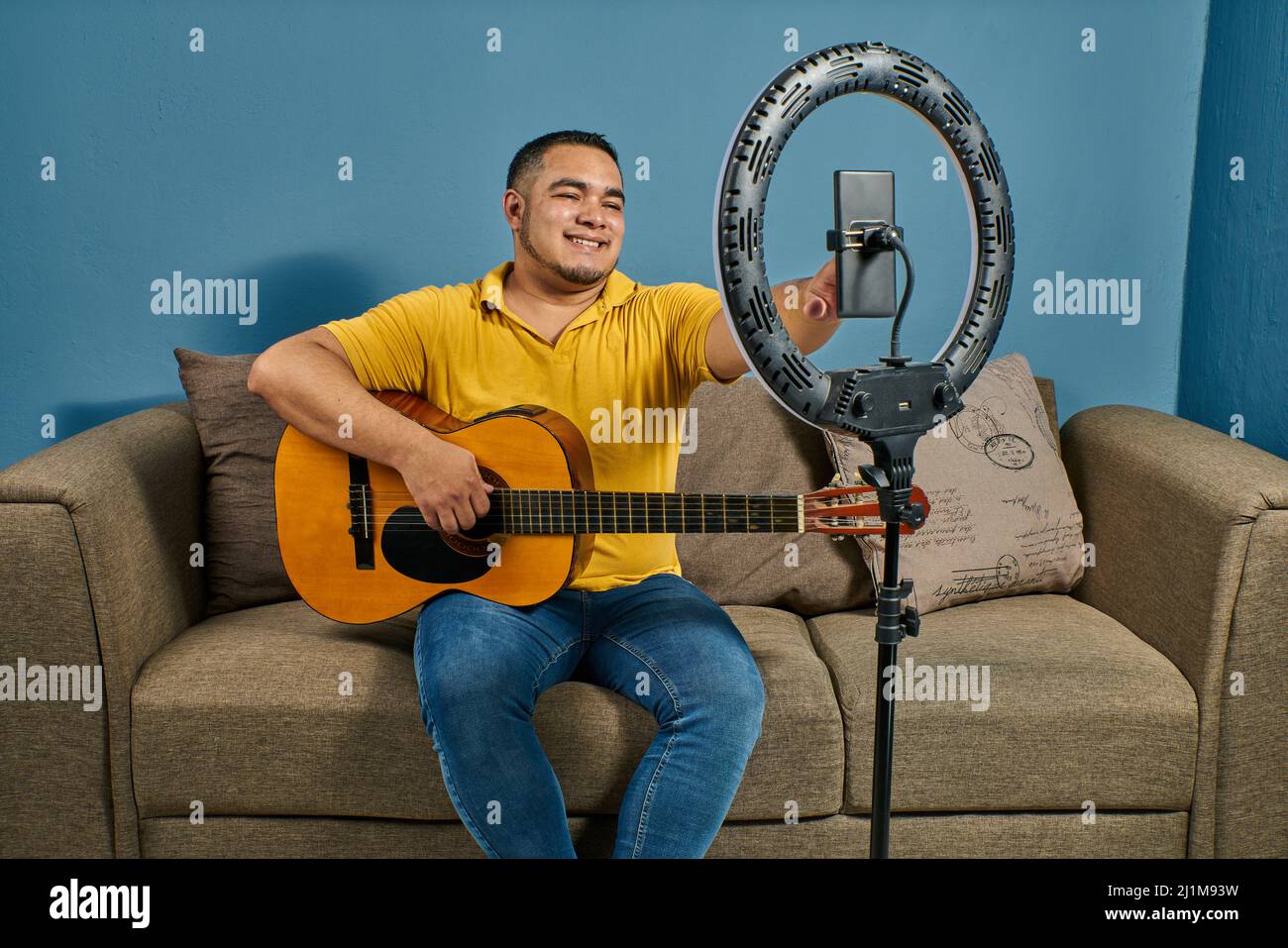 Enseignement de la guitare dans des cours en ligne avec des cours en direct Banque D'Images